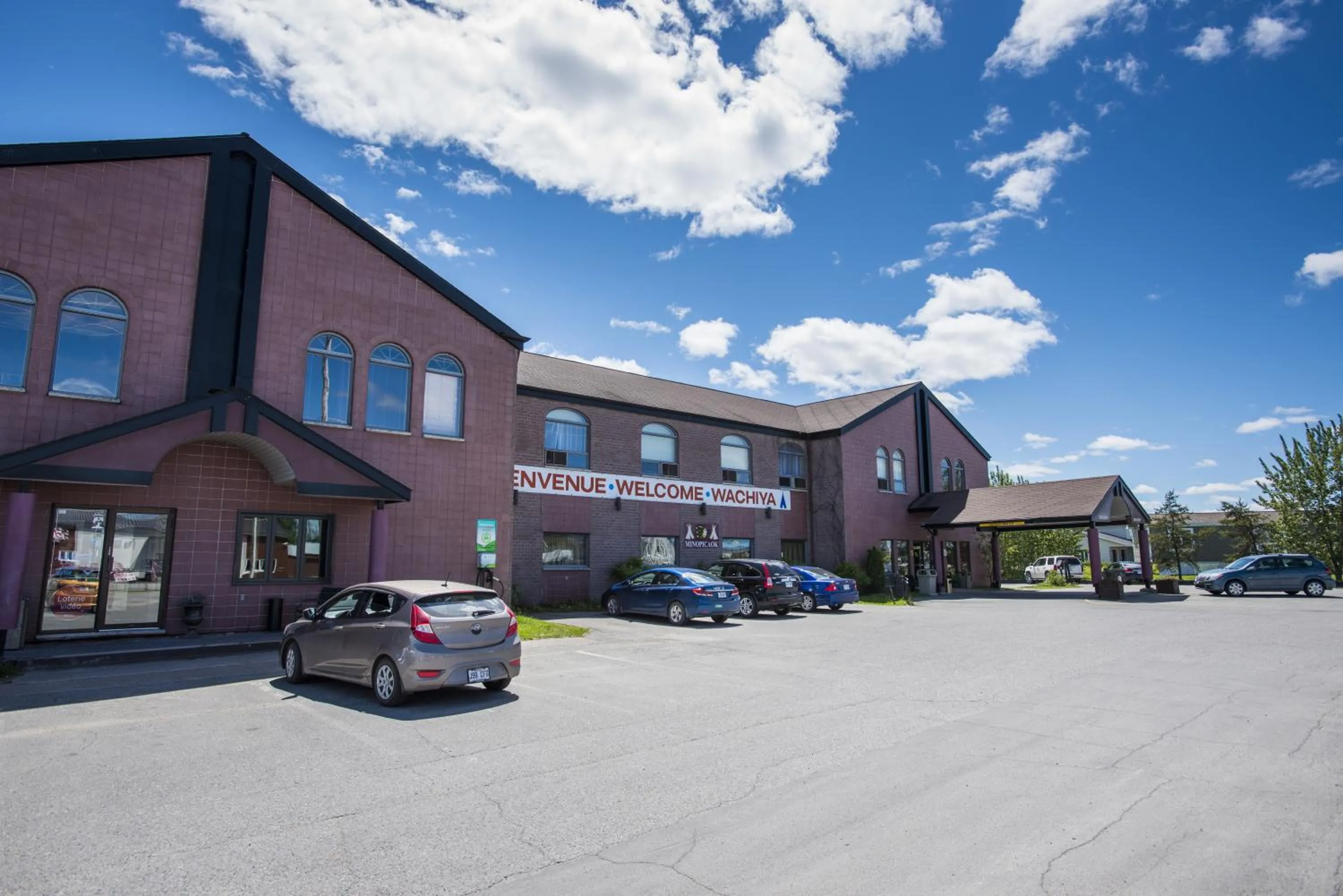 Facade/entrance in Amosphère Complexe