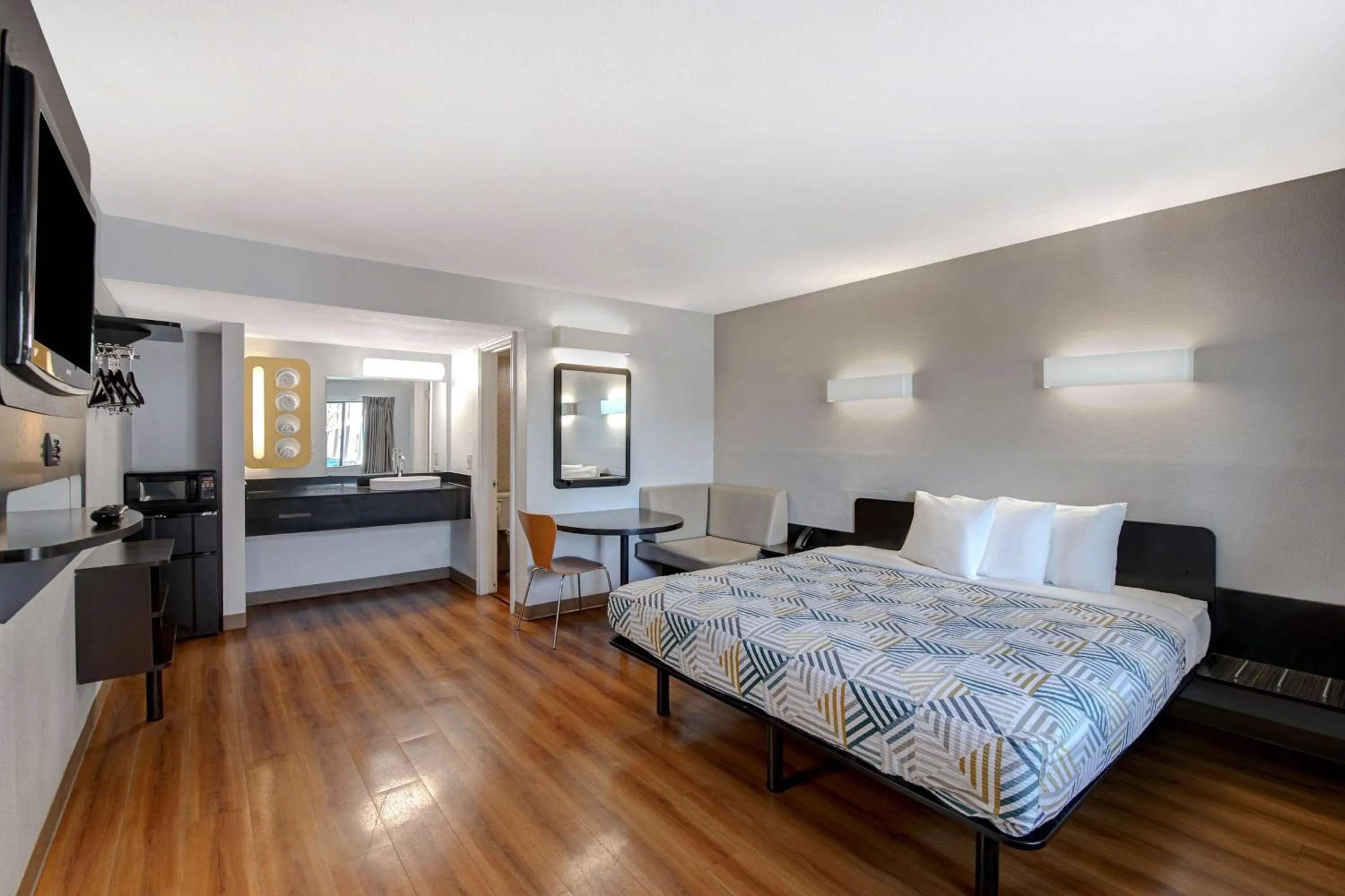 Bedroom, Bed in Motel 6-Sulphur Springs, TX