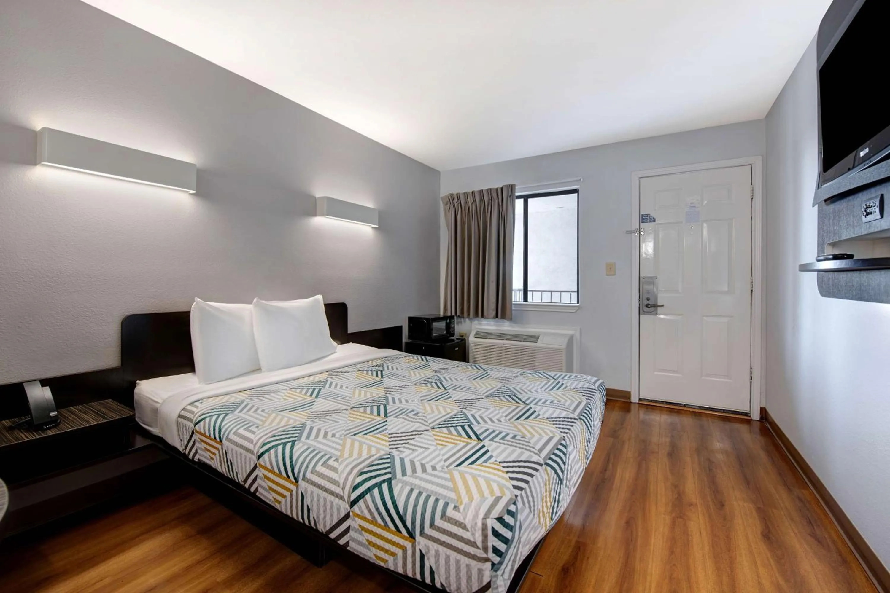 Bedroom, Bed in Motel 6-Sulphur Springs, TX