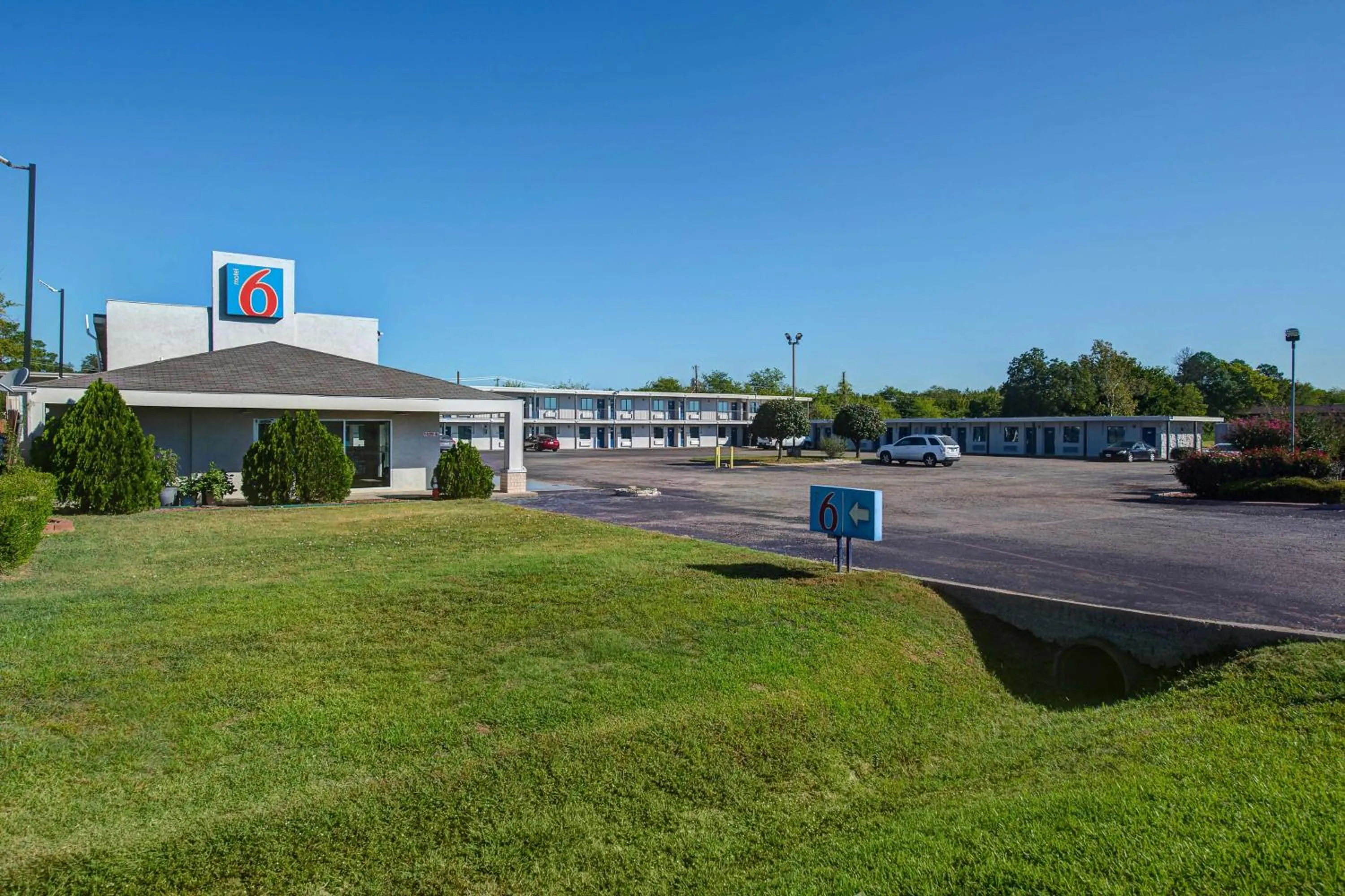 Property building in Motel 6-Sulphur Springs, TX