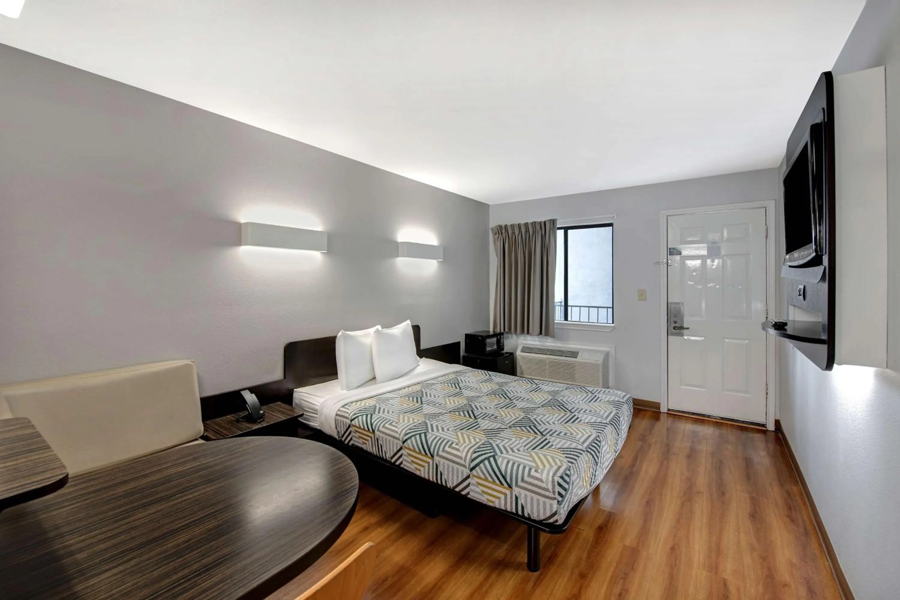 Bedroom, Bed in Motel 6-Sulphur Springs, TX