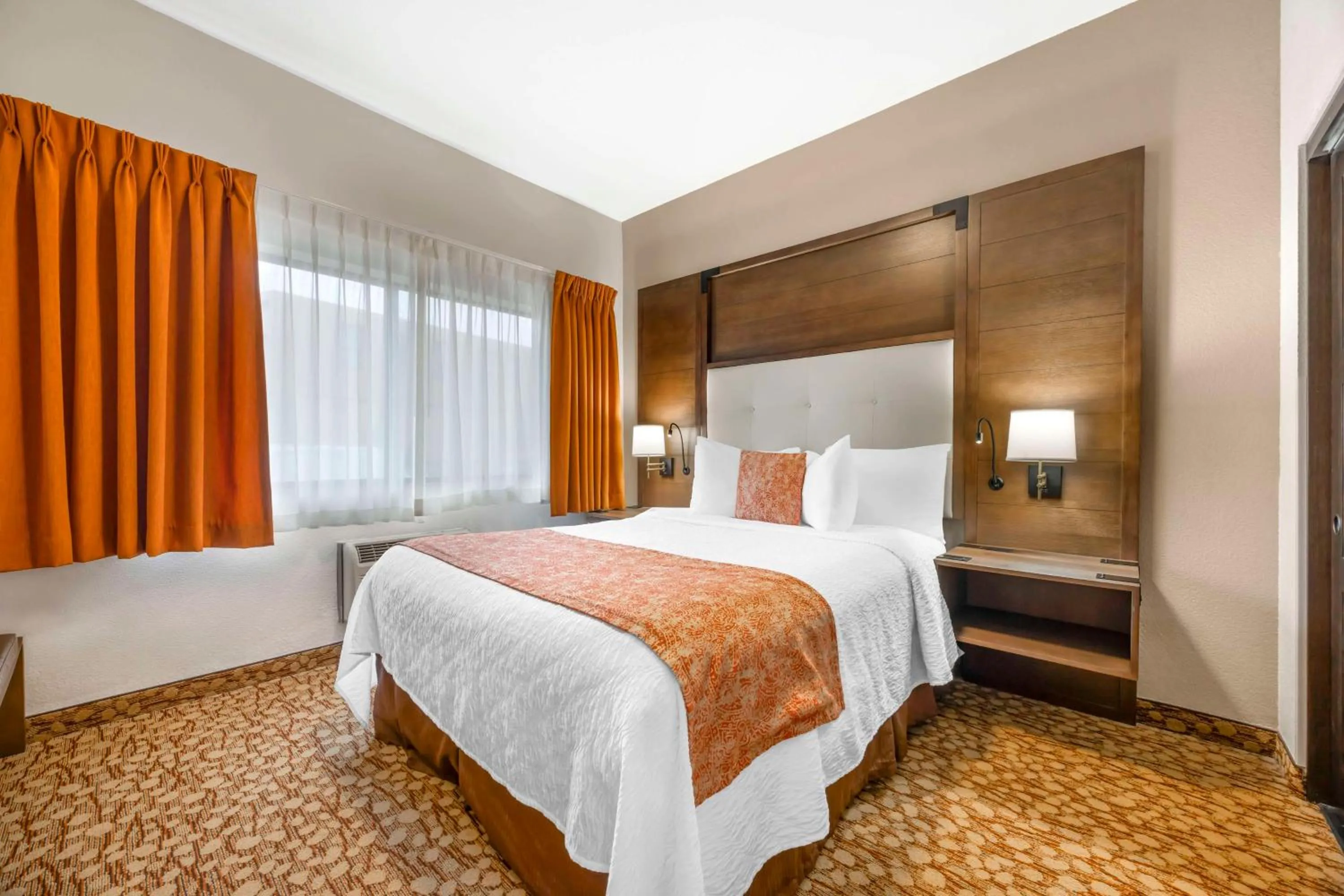 Photo of the whole room, Bed in Best Western Plus Mill Creek Inn