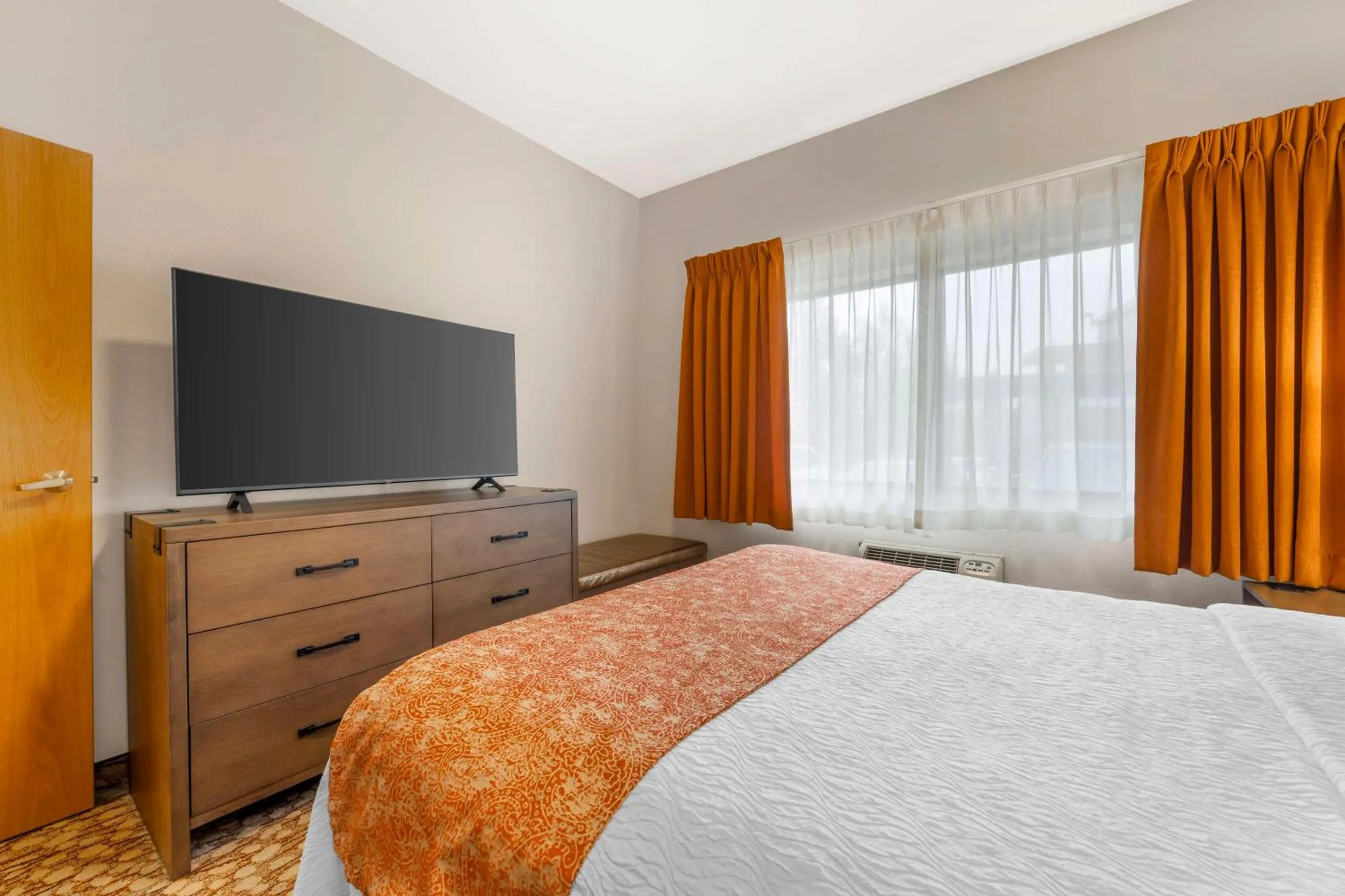 Photo of the whole room, Bed in Best Western Plus Mill Creek Inn