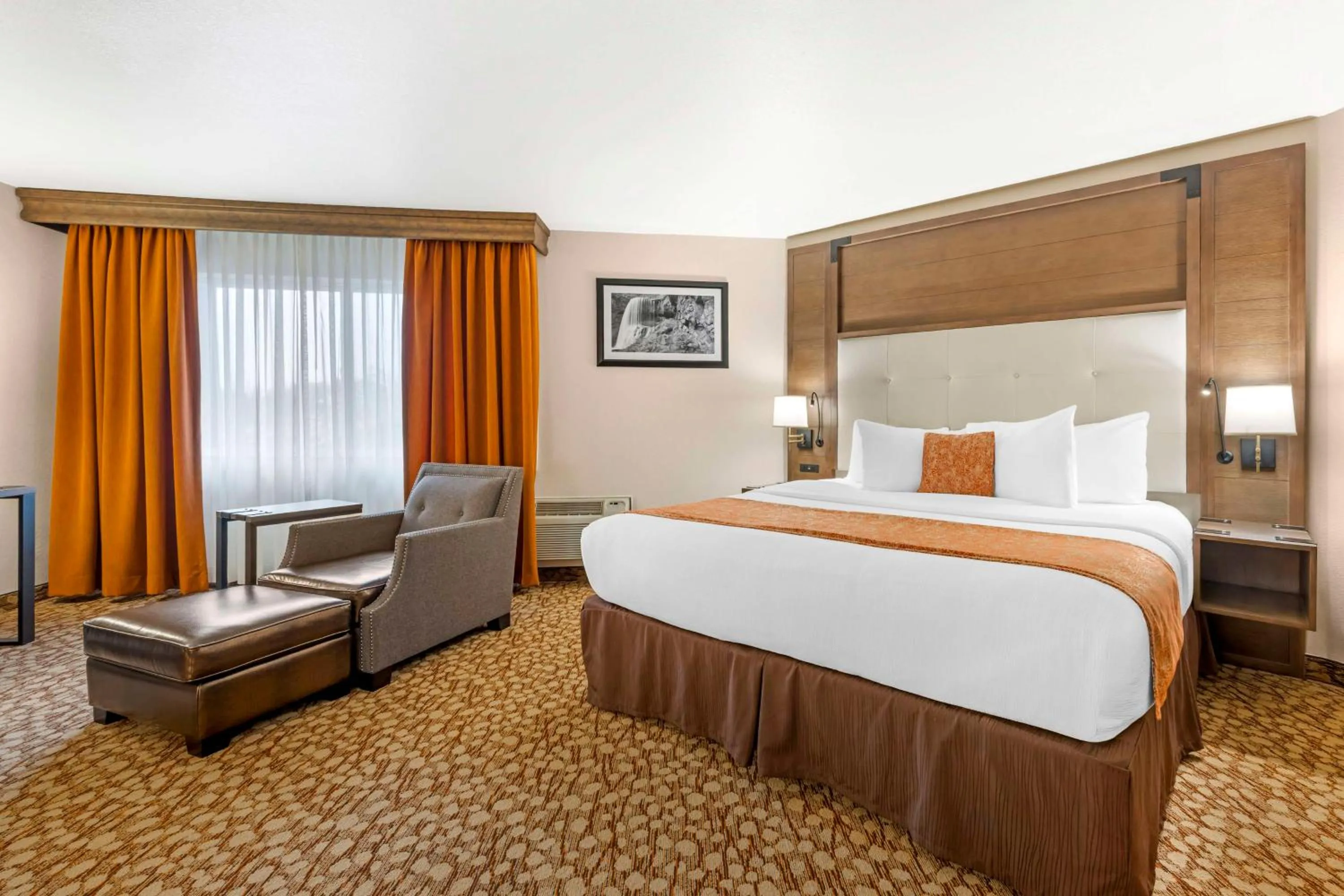 Photo of the whole room, Bed in Best Western Plus Mill Creek Inn