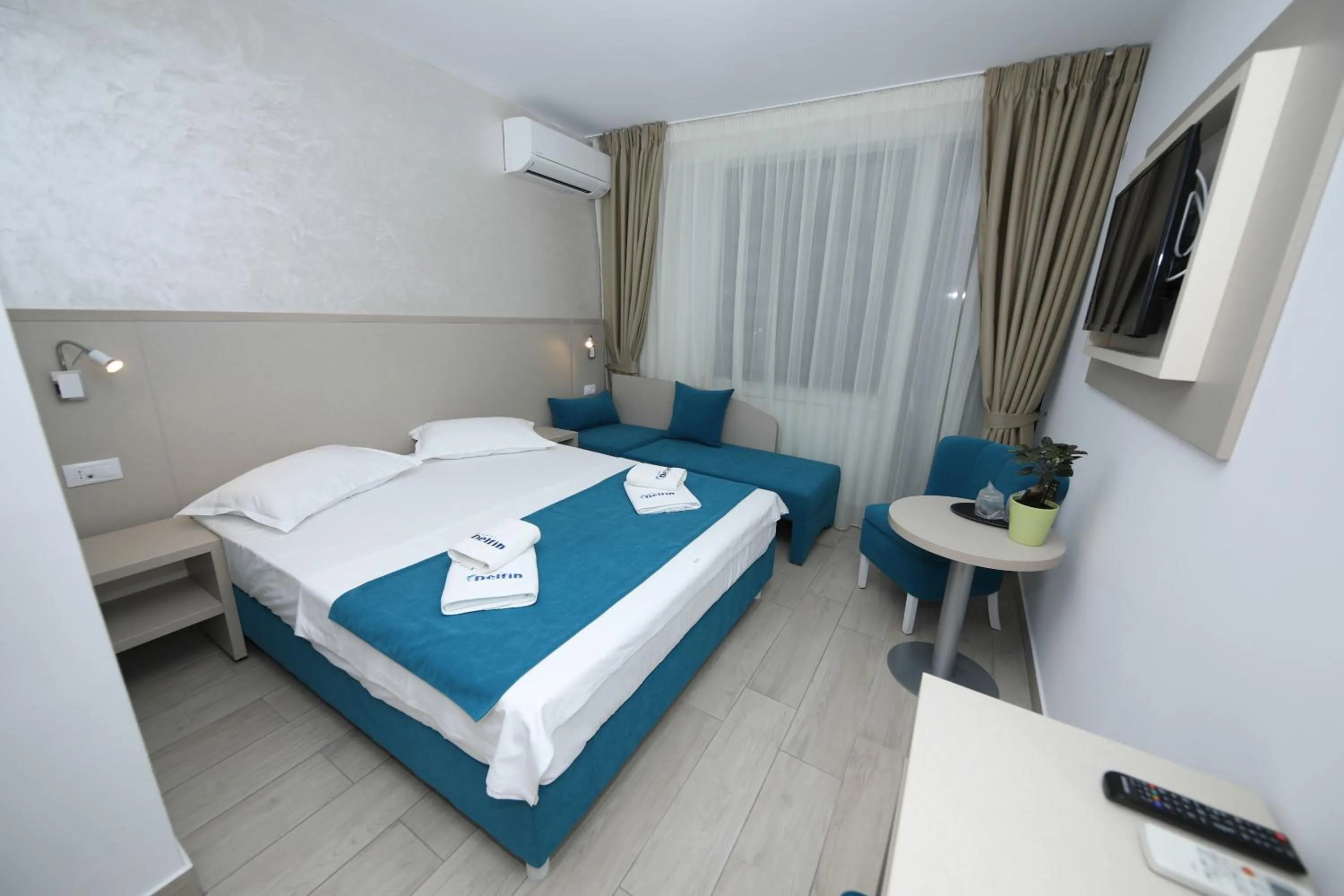 Bedroom, Bed in Hotel Delfin