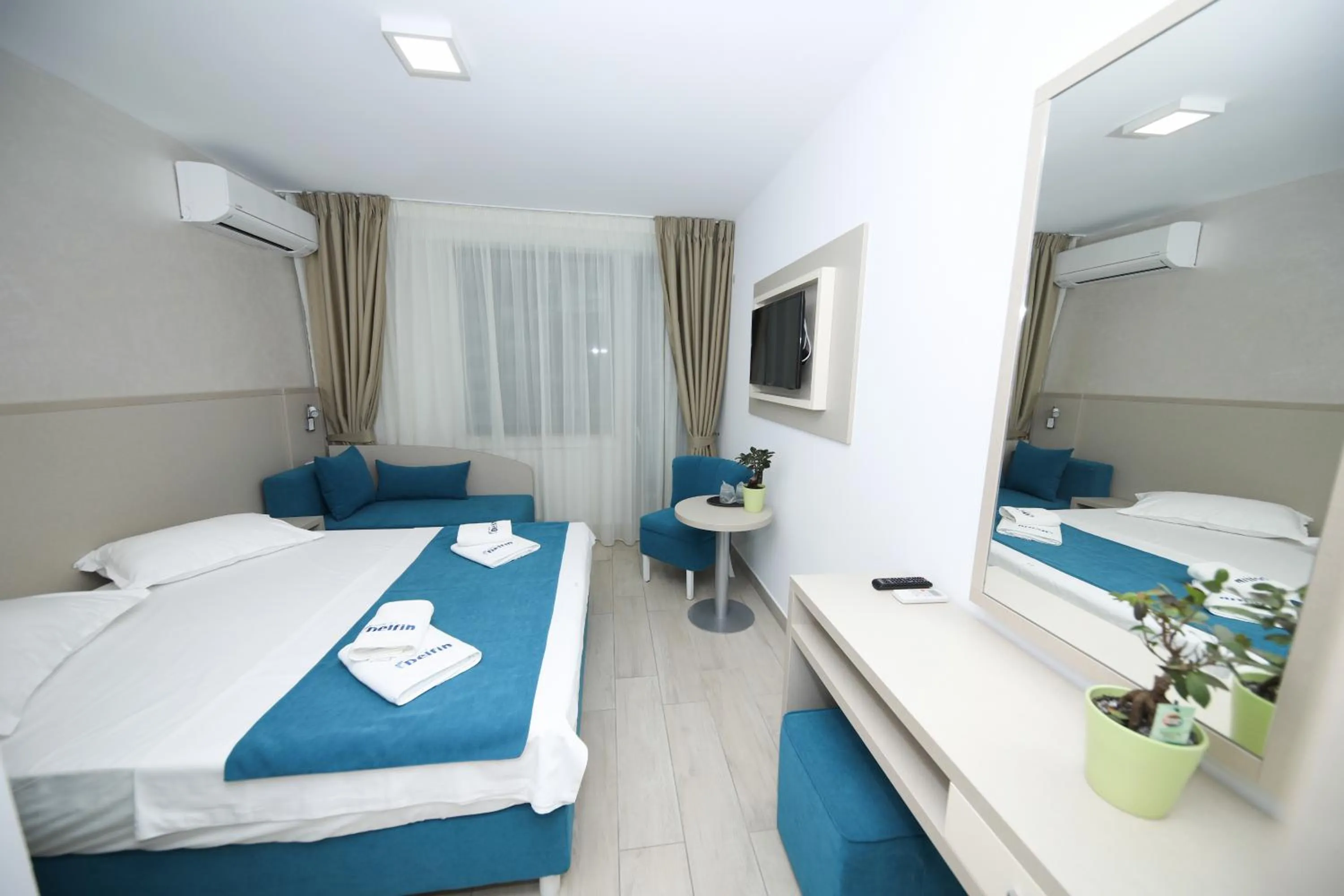 Bedroom, Bed in Hotel Delfin