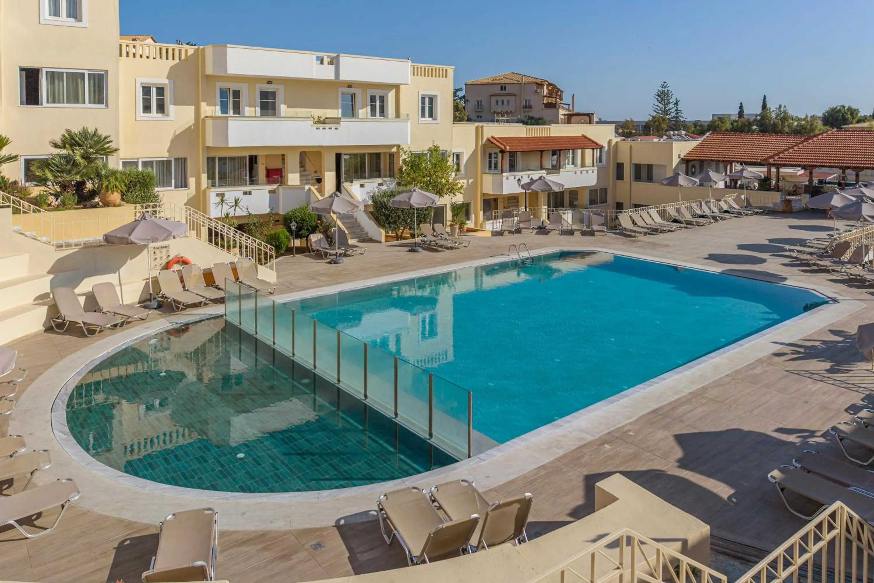 Swimming pool in Alexander House Hotel