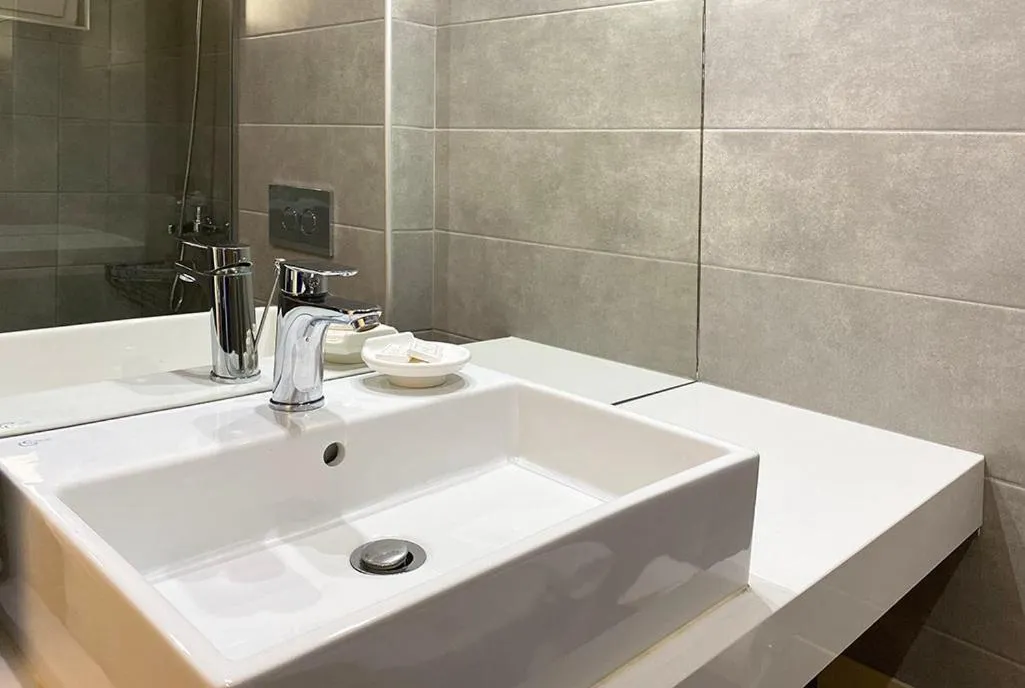 Bathroom in Alexander House Hotel