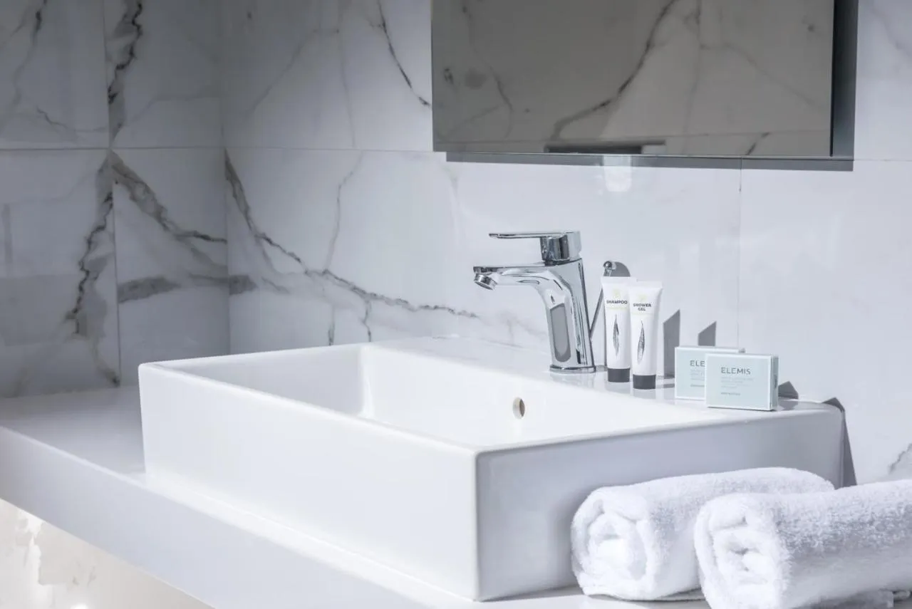 Bathroom in Alexander House Hotel