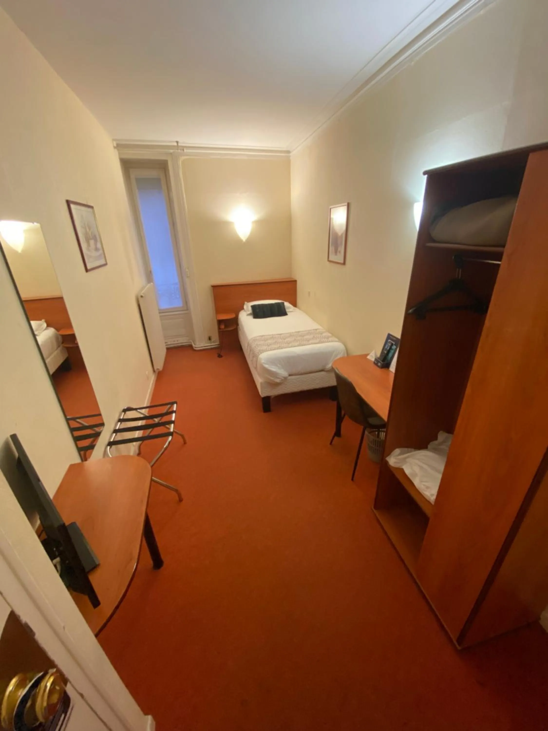 Bedroom, Bed in Nouvel Hotel