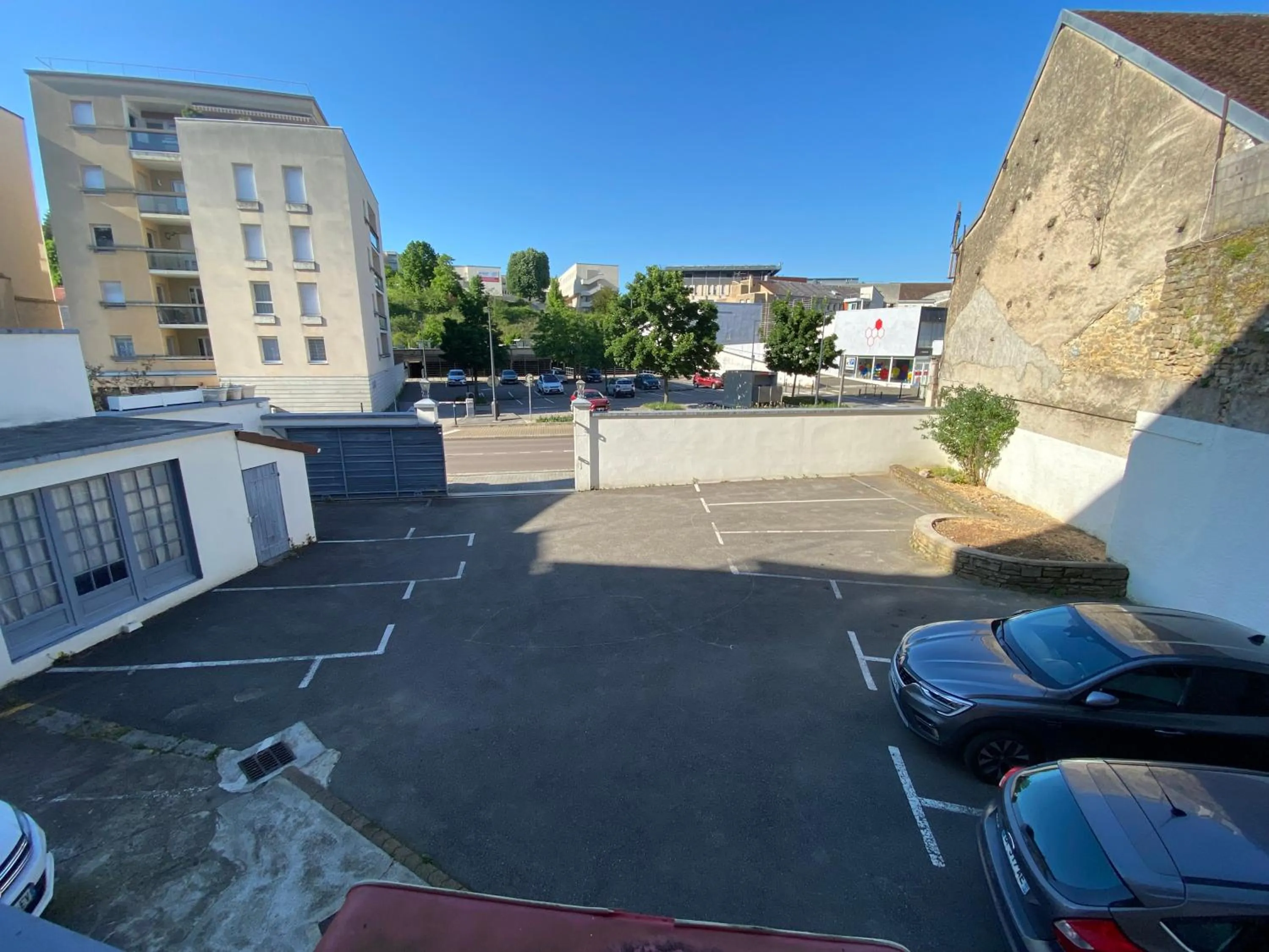 Parking in Nouvel Hotel