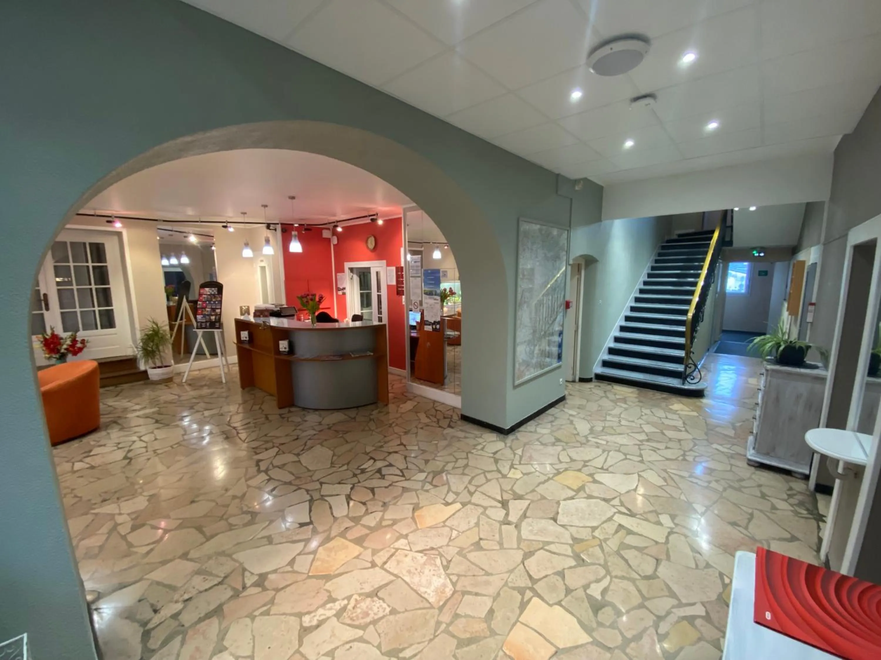 Lobby or reception in Nouvel Hotel