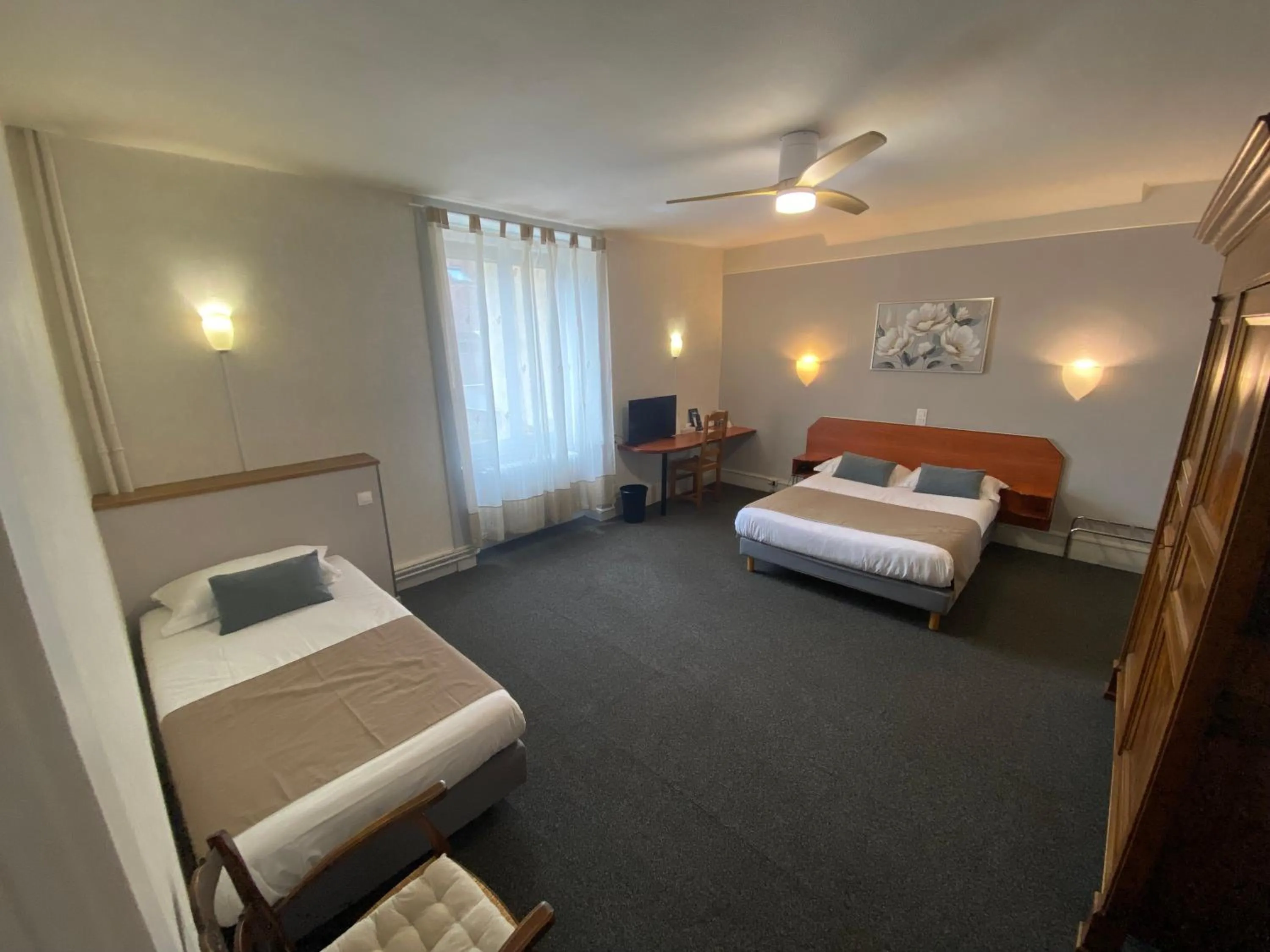 Photo of the whole room, Bed in Nouvel Hotel