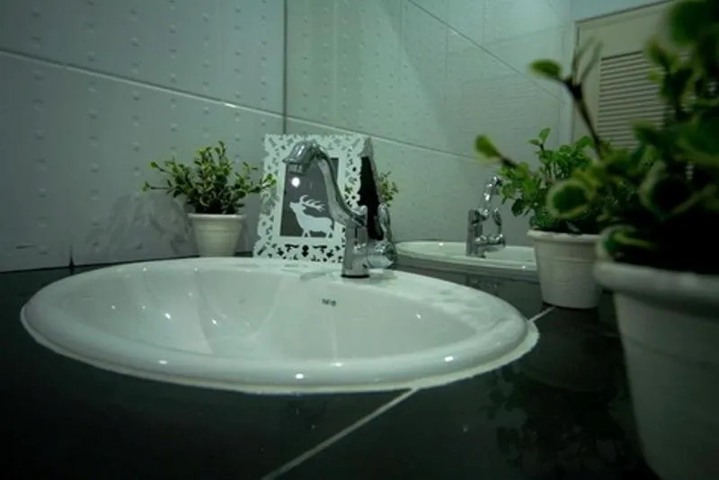 Bathroom in Baan Vor. Sumongkol Service Apartment