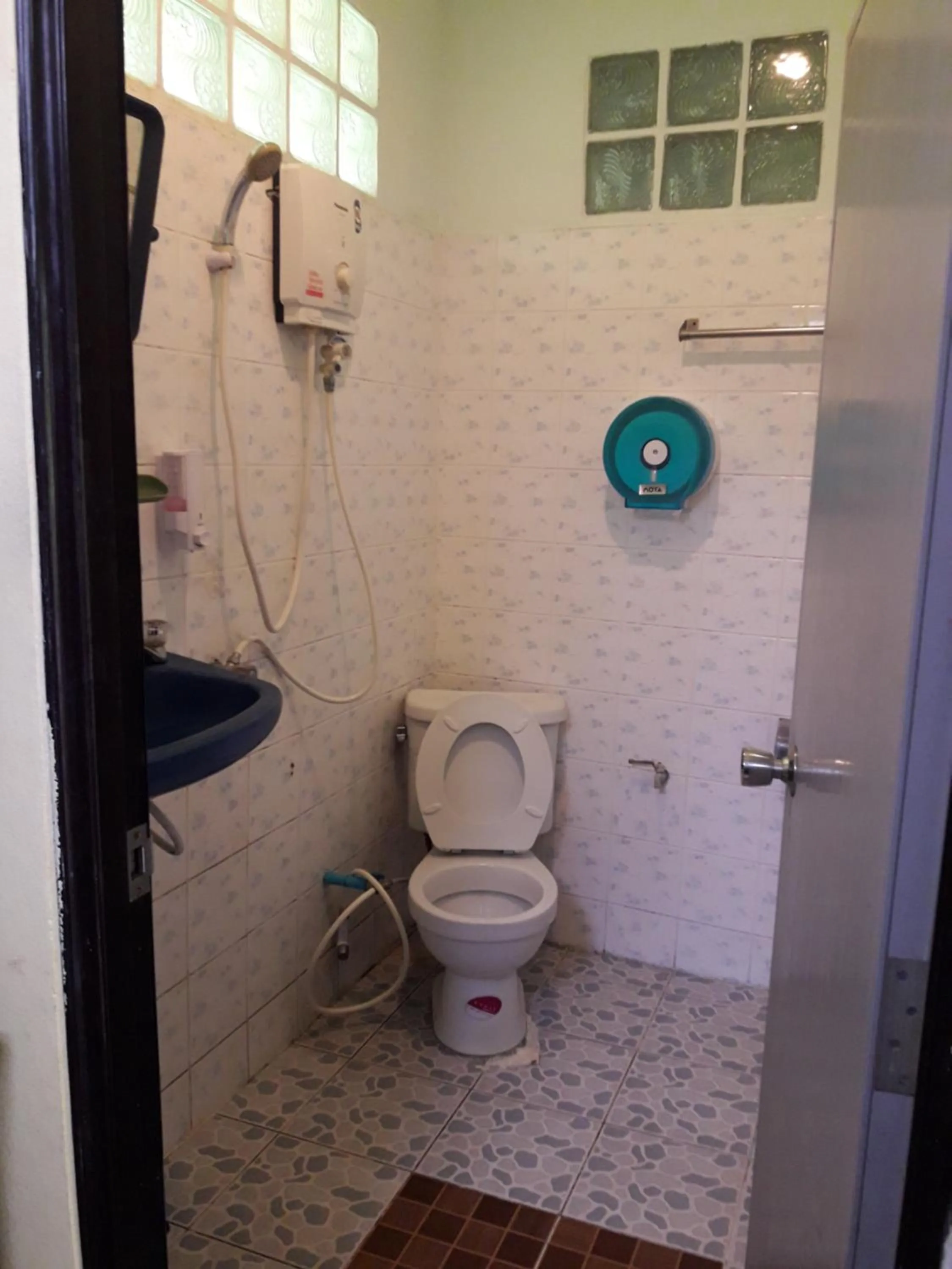 Jungle Hut Bungalows & Hotel