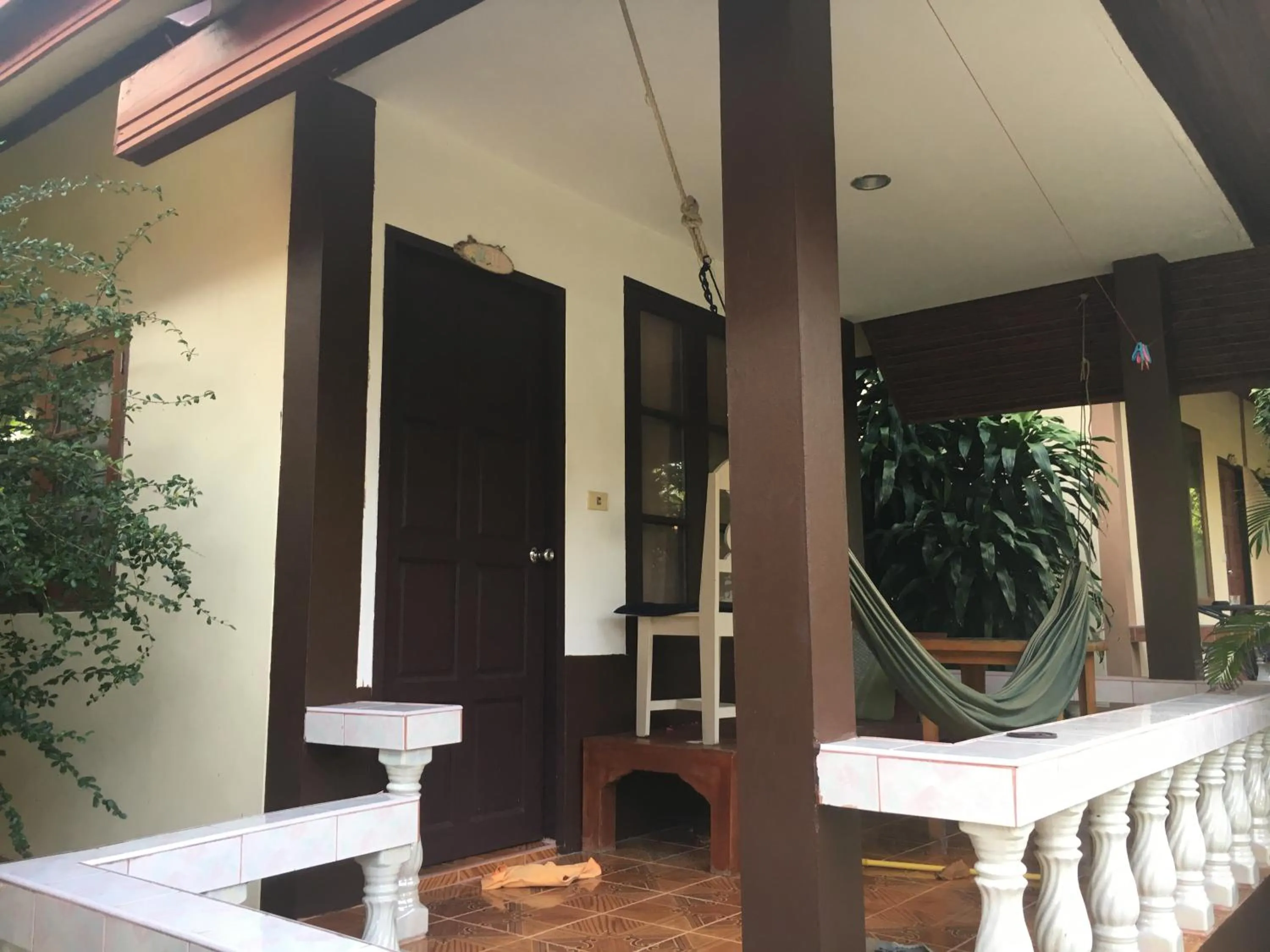 Jungle Hut Bungalows & Hotel