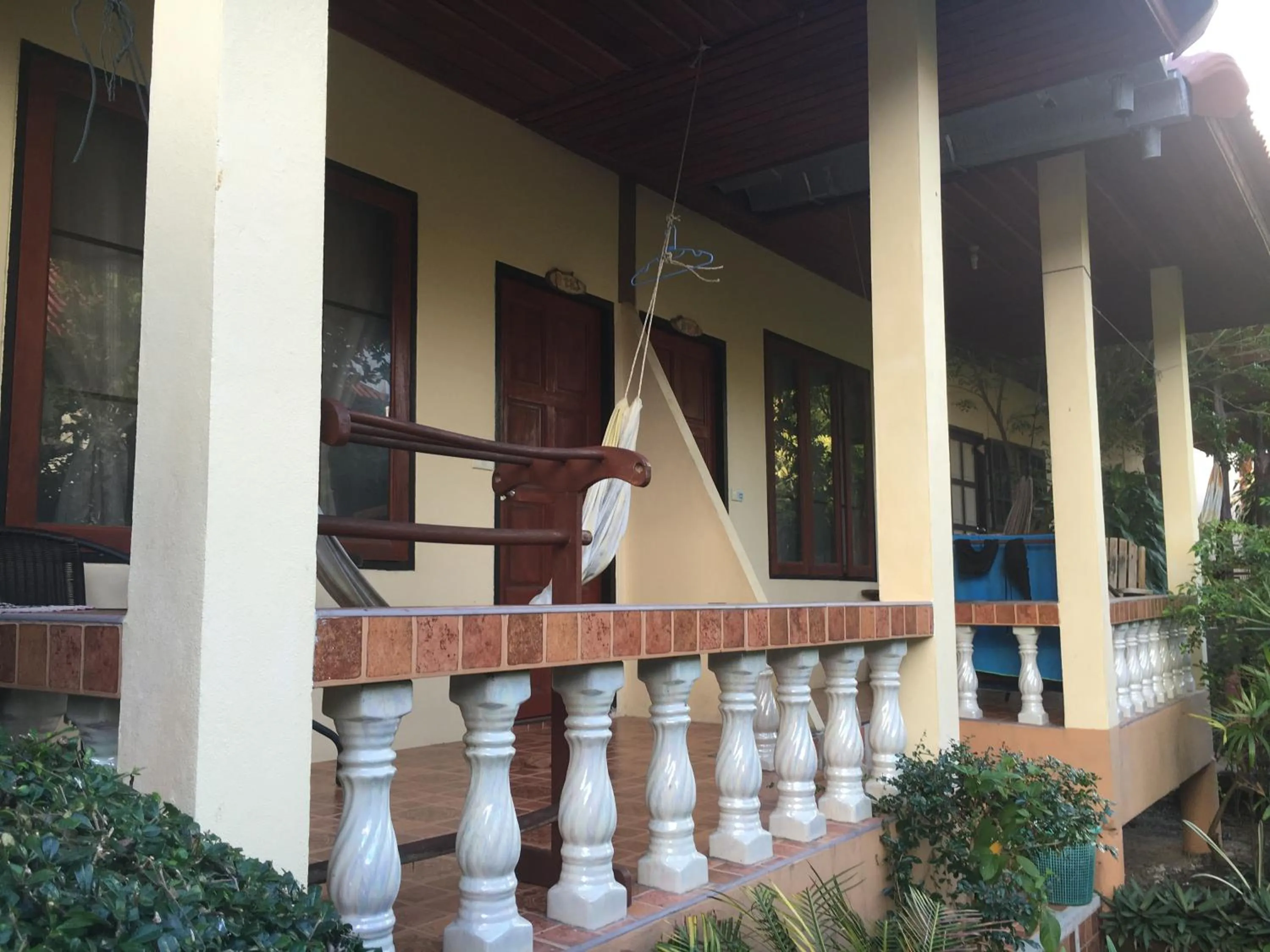 Jungle Hut Bungalows & Hotel