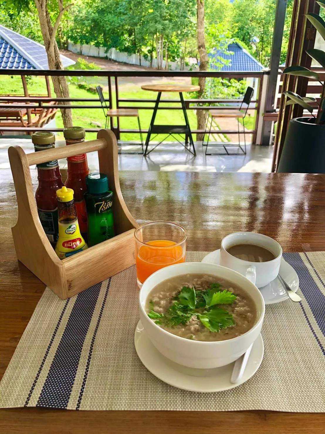 Food and drinks in Diamond Village Pai