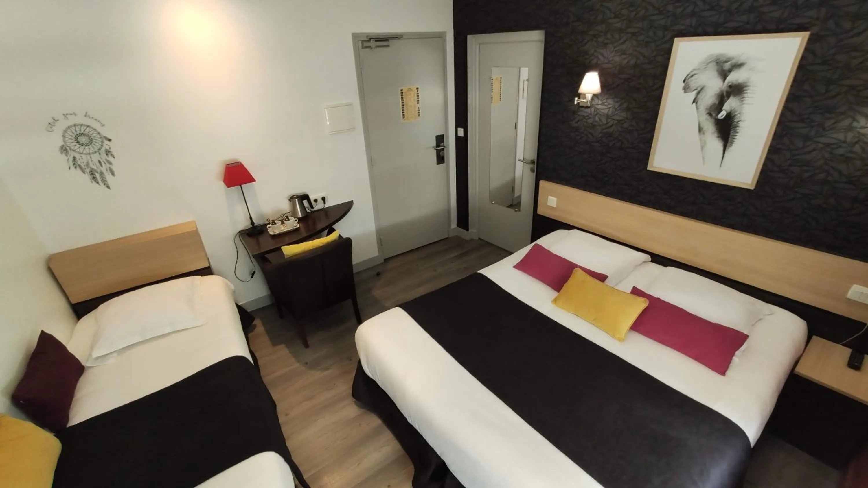 Bathroom, Bed in Celtic Hotel