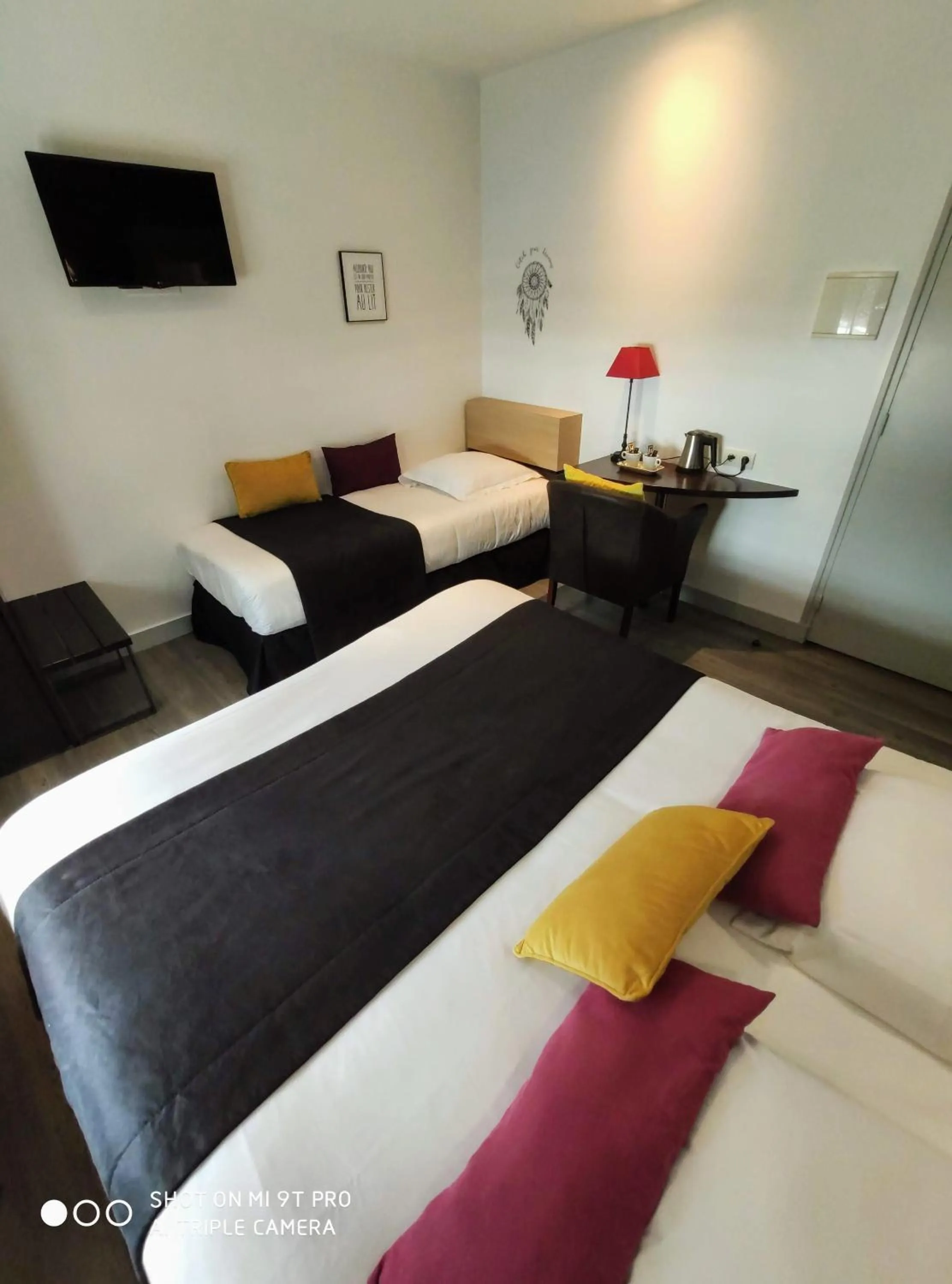 Photo of the whole room, Bed in Celtic Hotel