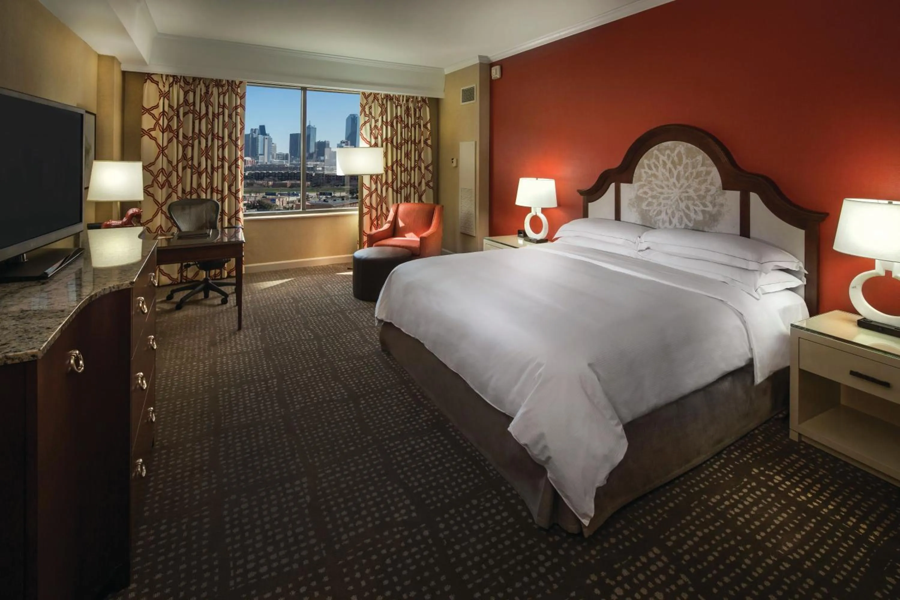 Seating area, Bed in Hilton Anatole