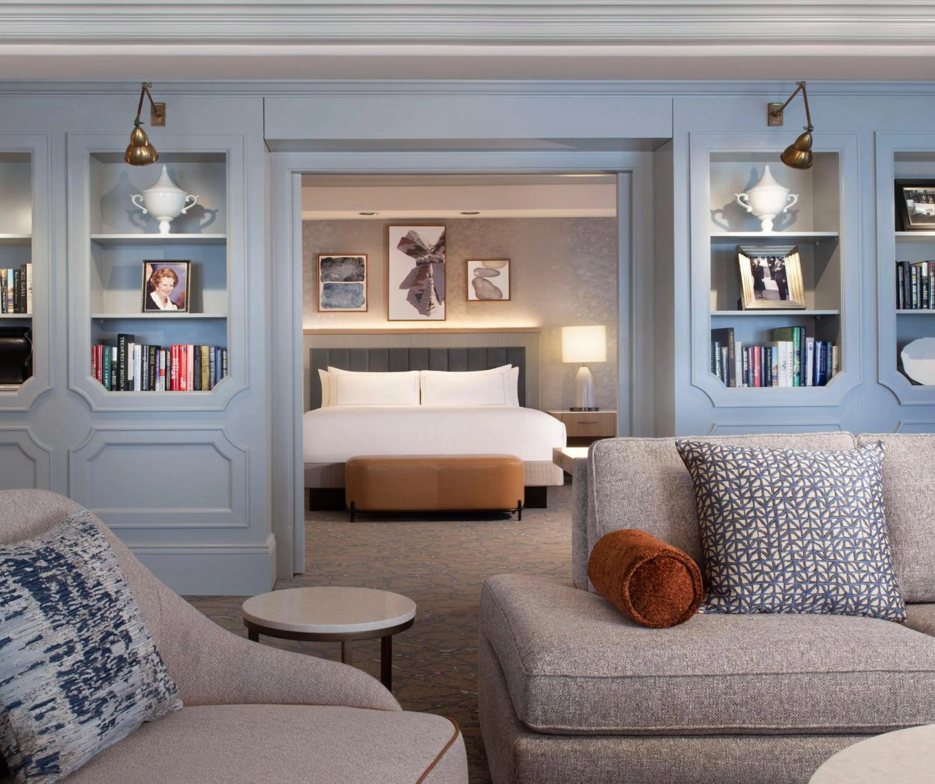 Living room, Bed in Hilton Anatole