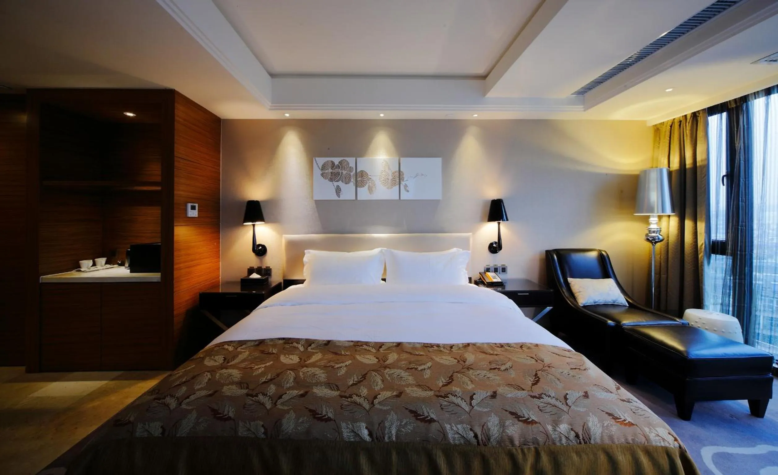 Bedroom, Bed in DW Hotel