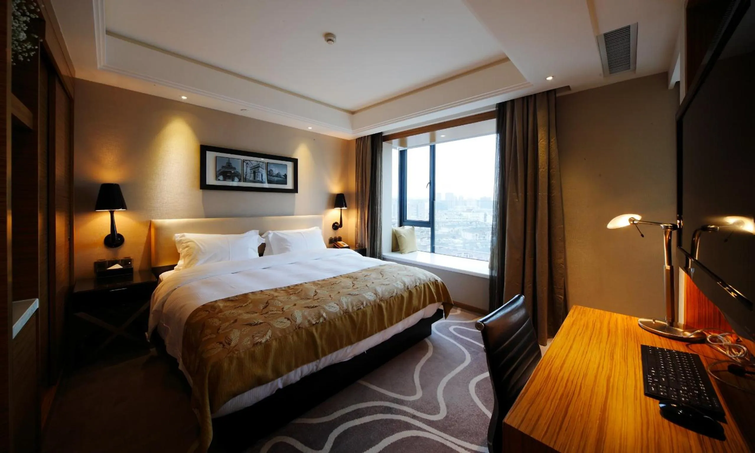 Bedroom, Bed in DW Hotel