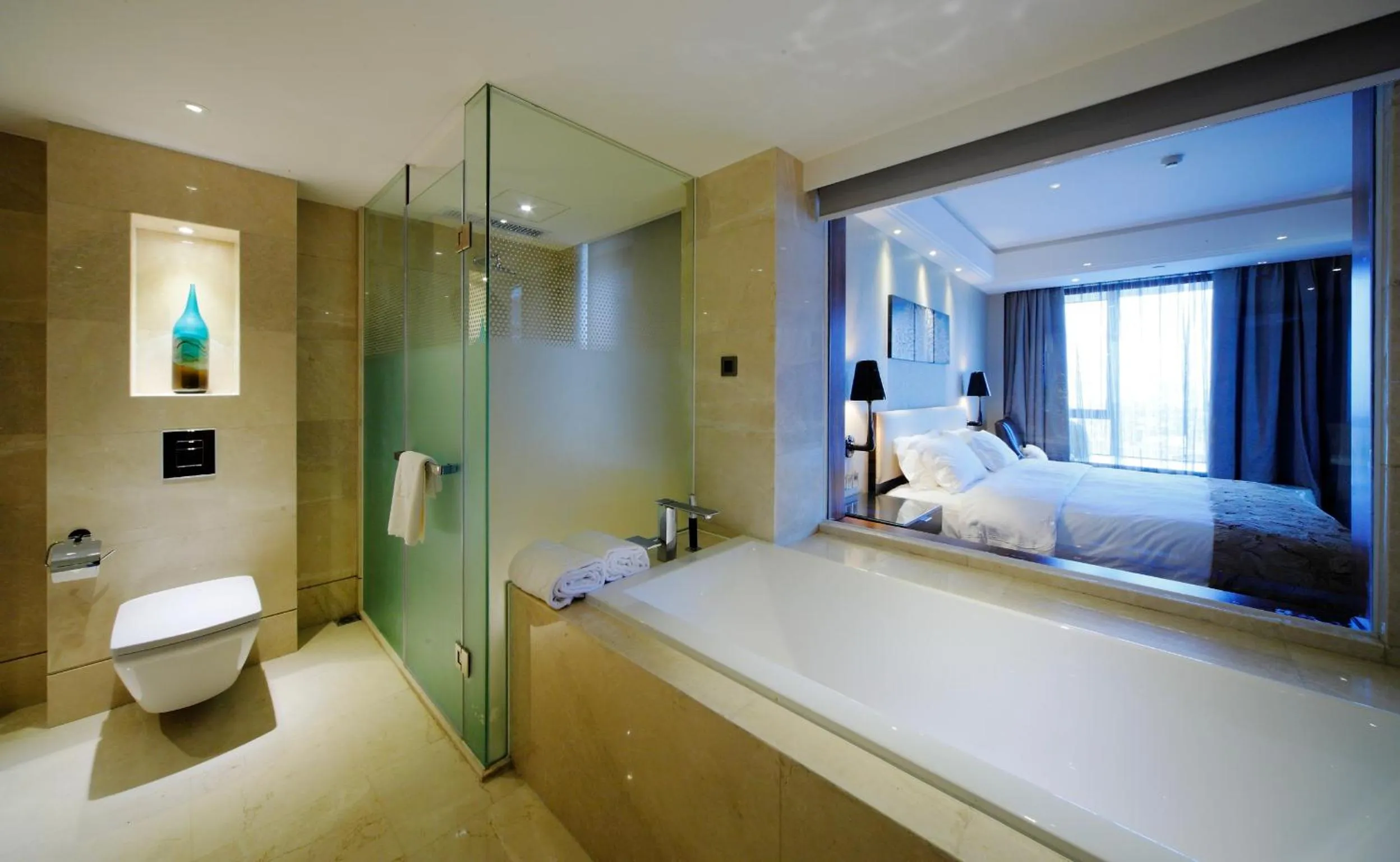 Bathroom, Bed in DW Hotel