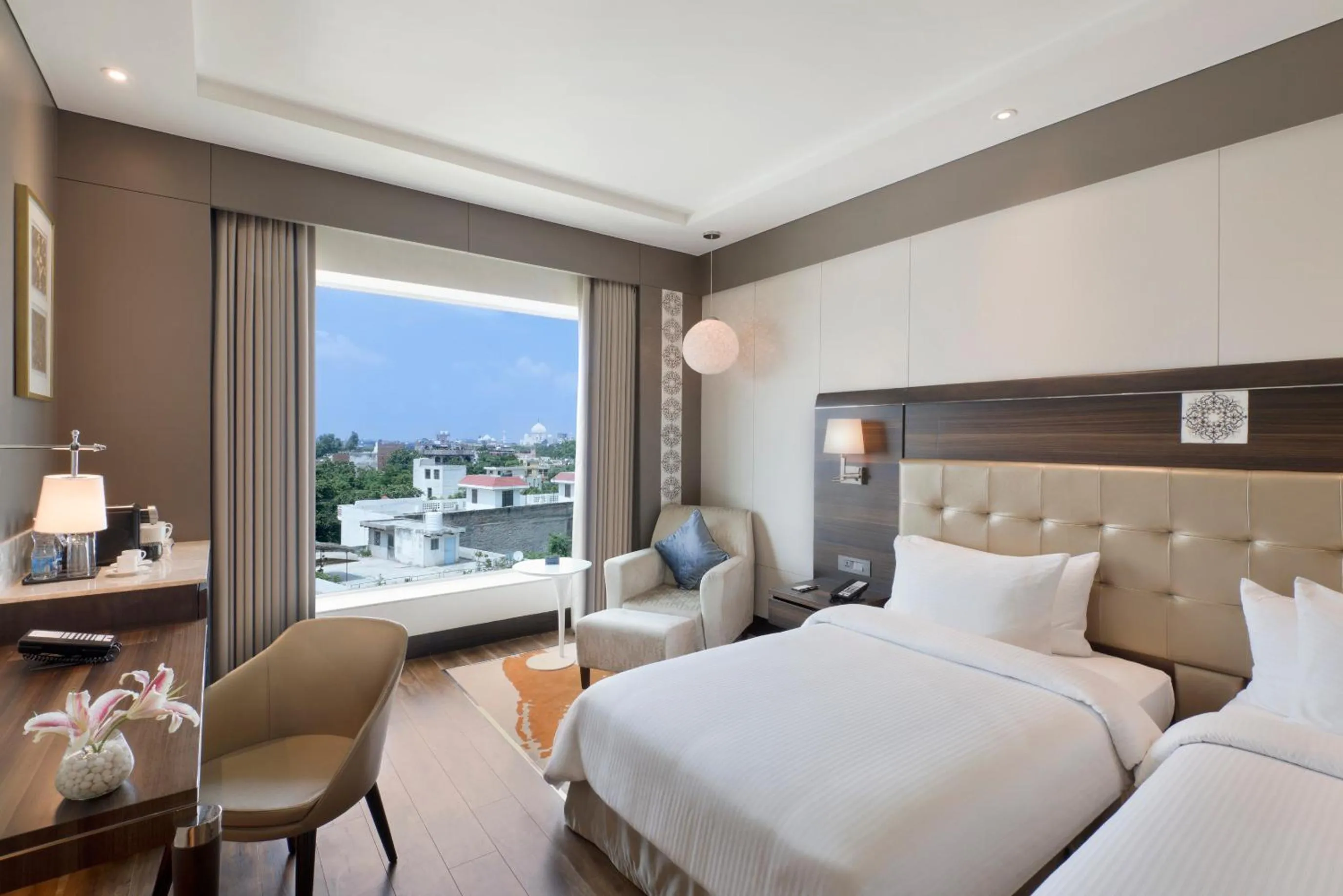 Photo of the whole room, Bed in Taj Agra