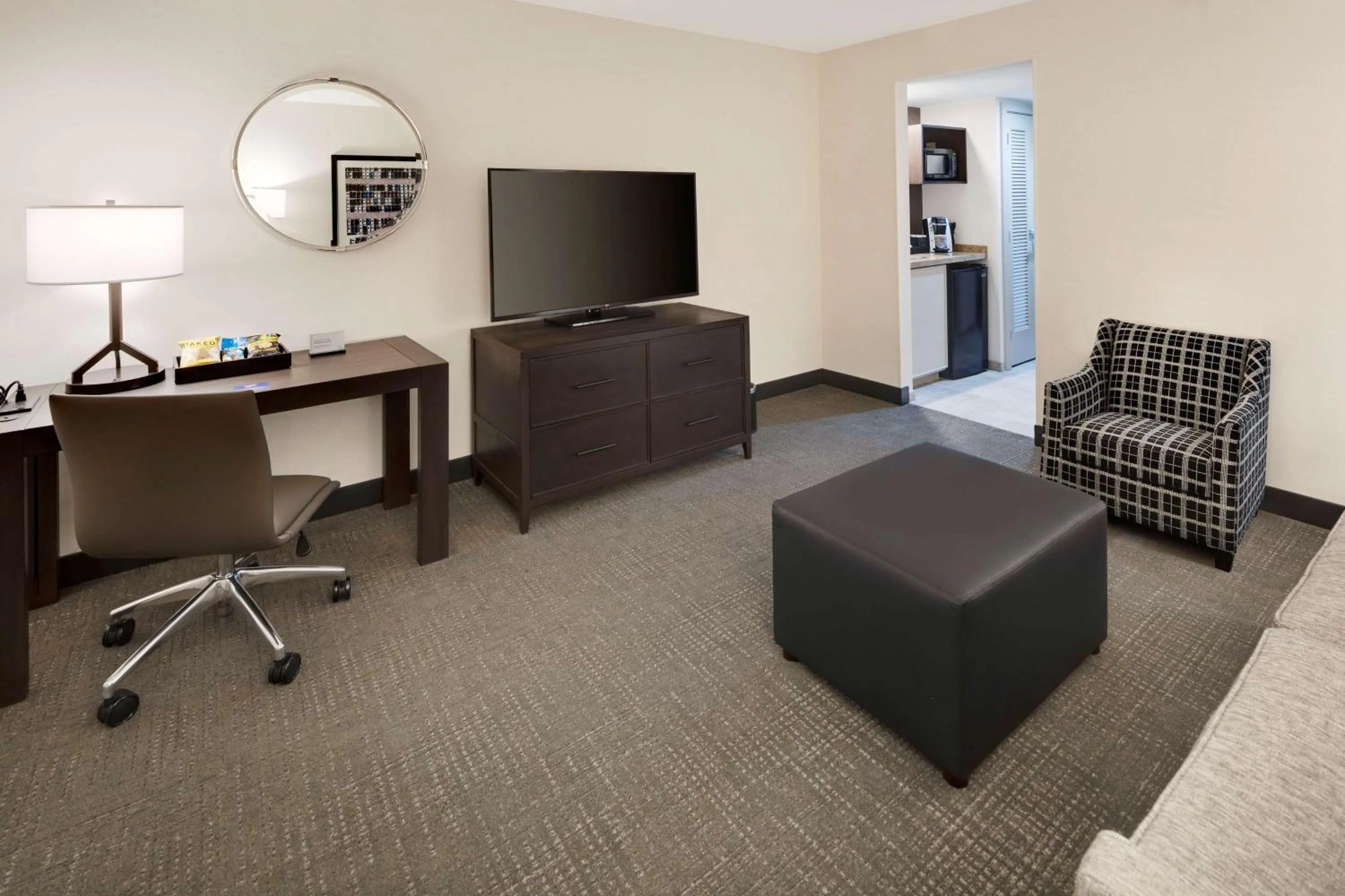 Living room in Embassy Suites by Hilton Detroit Troy Auburn Hills