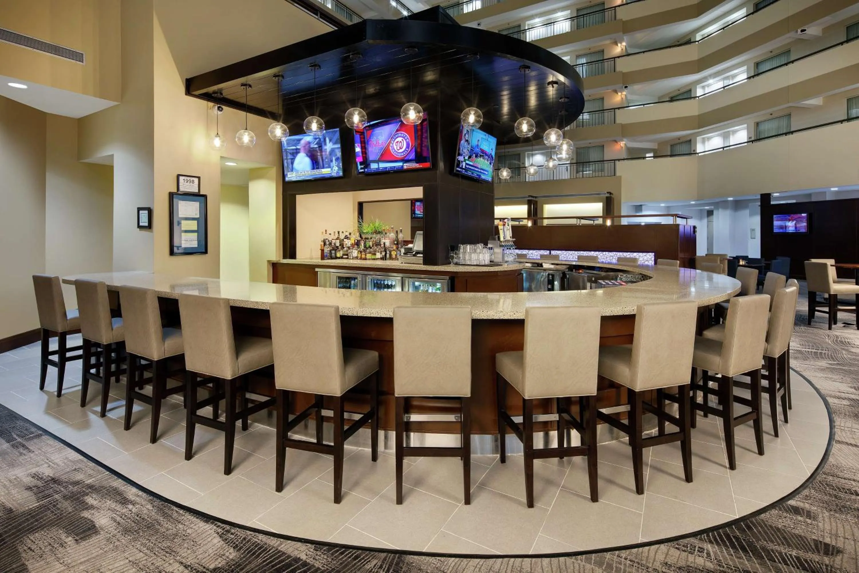 Lounge or bar in Embassy Suites by Hilton Detroit Troy Auburn Hills
