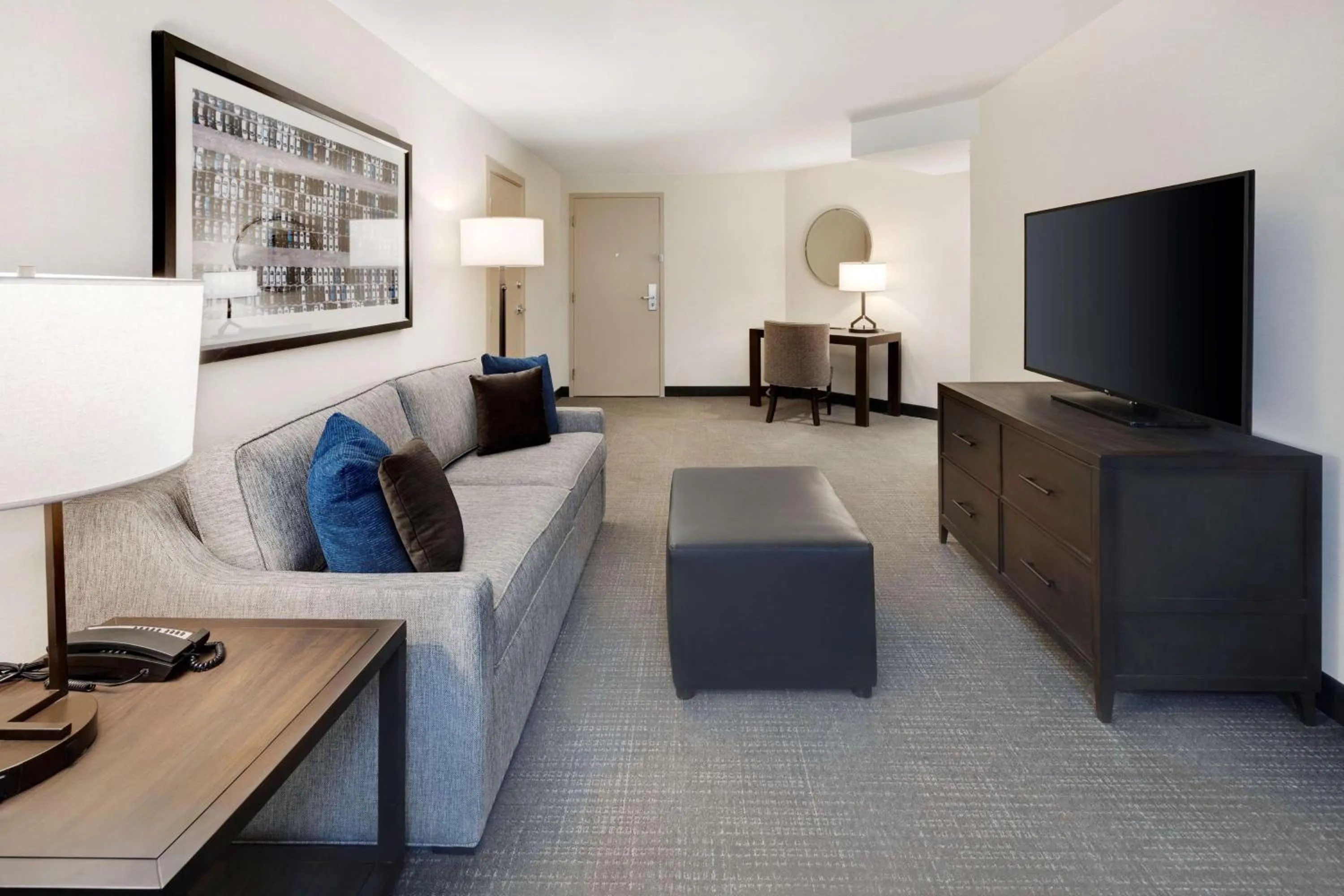 Living room in Embassy Suites by Hilton Detroit Troy Auburn Hills