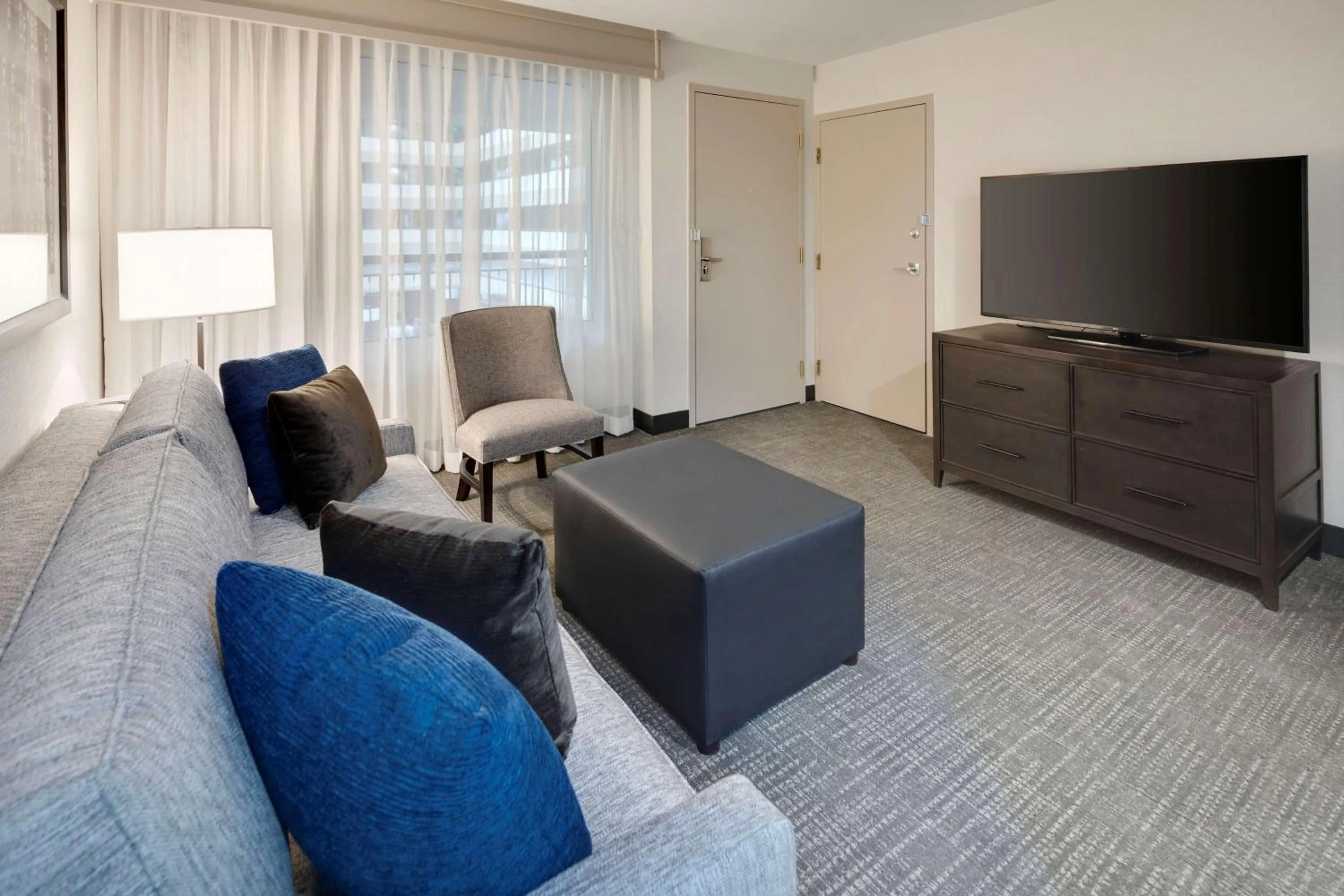 Living room in Embassy Suites by Hilton Detroit Troy Auburn Hills