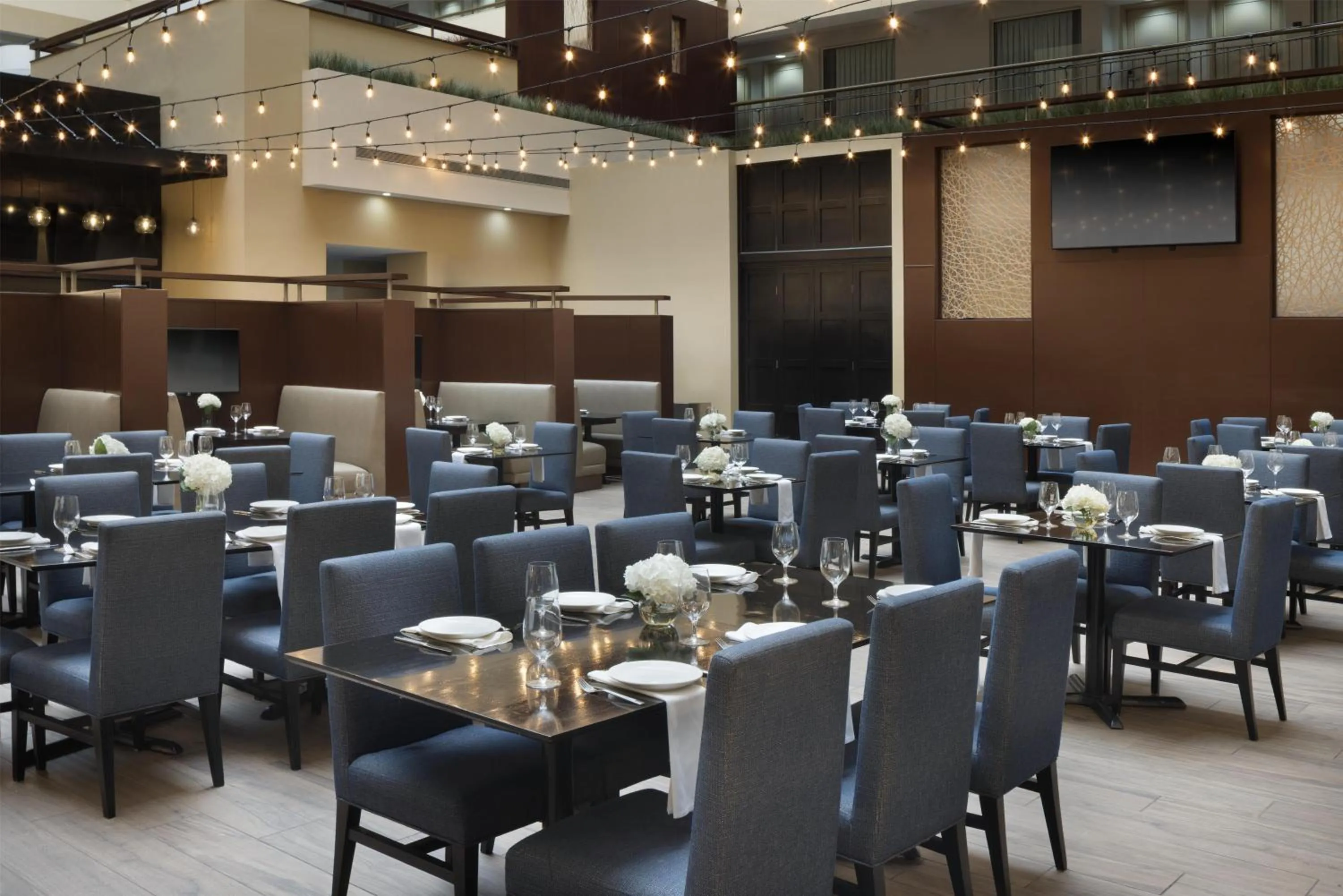 Restaurant/places to eat in Embassy Suites by Hilton Detroit Troy Auburn Hills