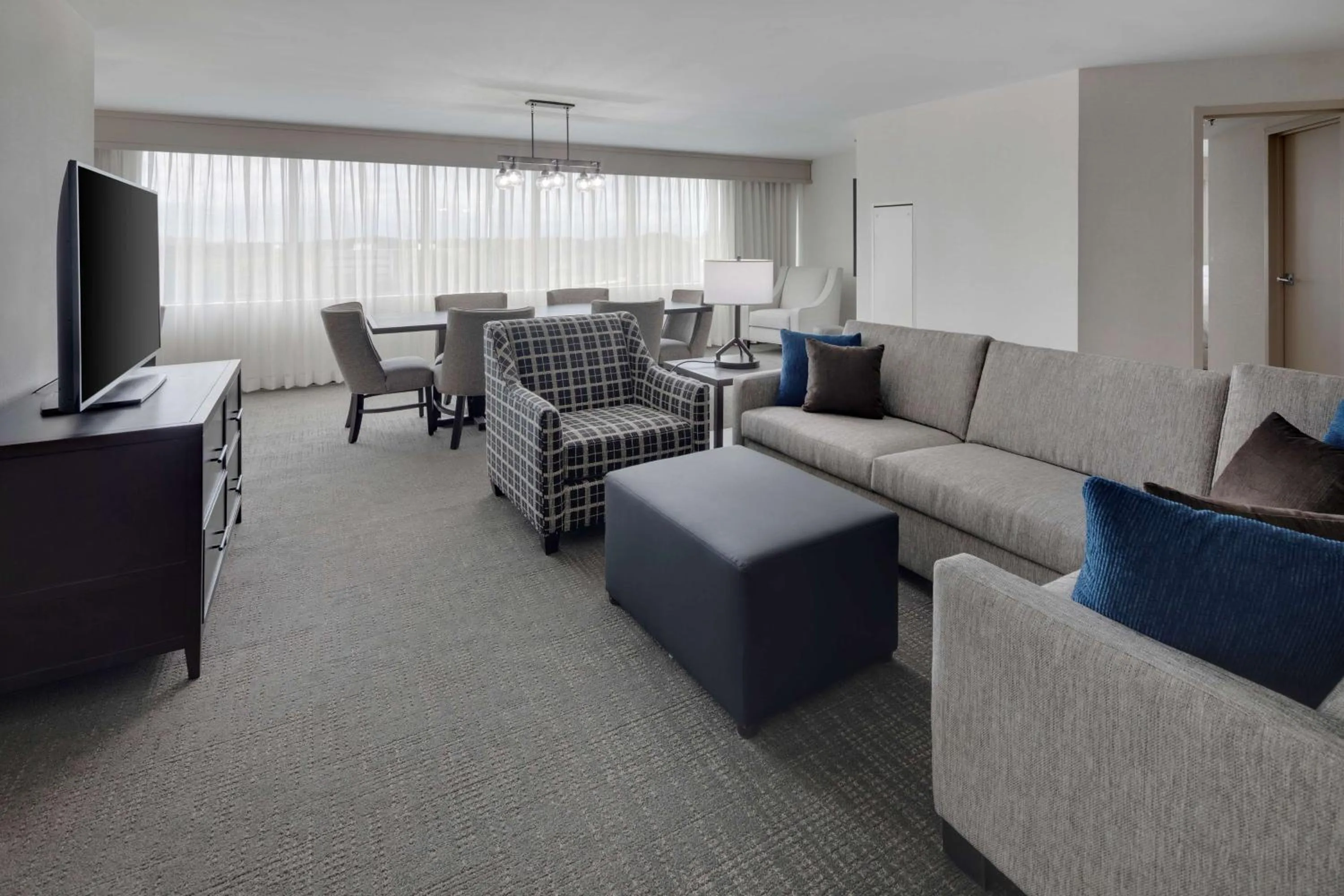 Living room in Embassy Suites by Hilton Detroit Troy Auburn Hills