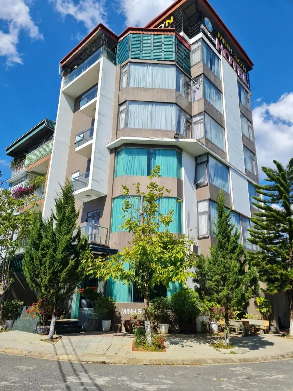 Property building in Minh Sơn HOTEL