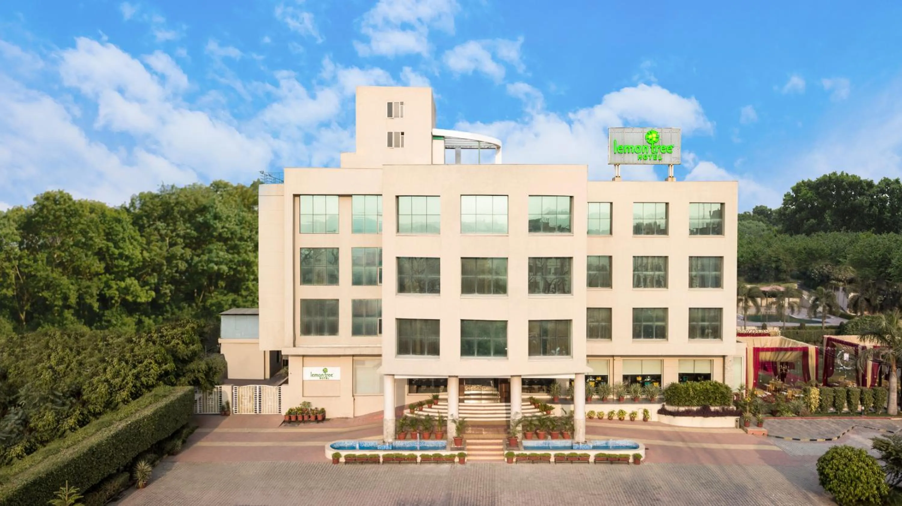 Facade/entrance in Lemon Tree Hotel Baddi