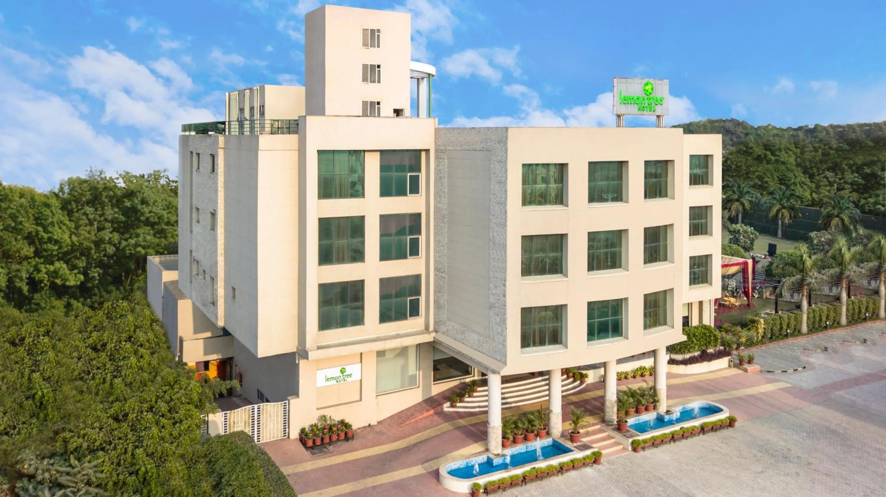 Facade/entrance in Lemon Tree Hotel Baddi