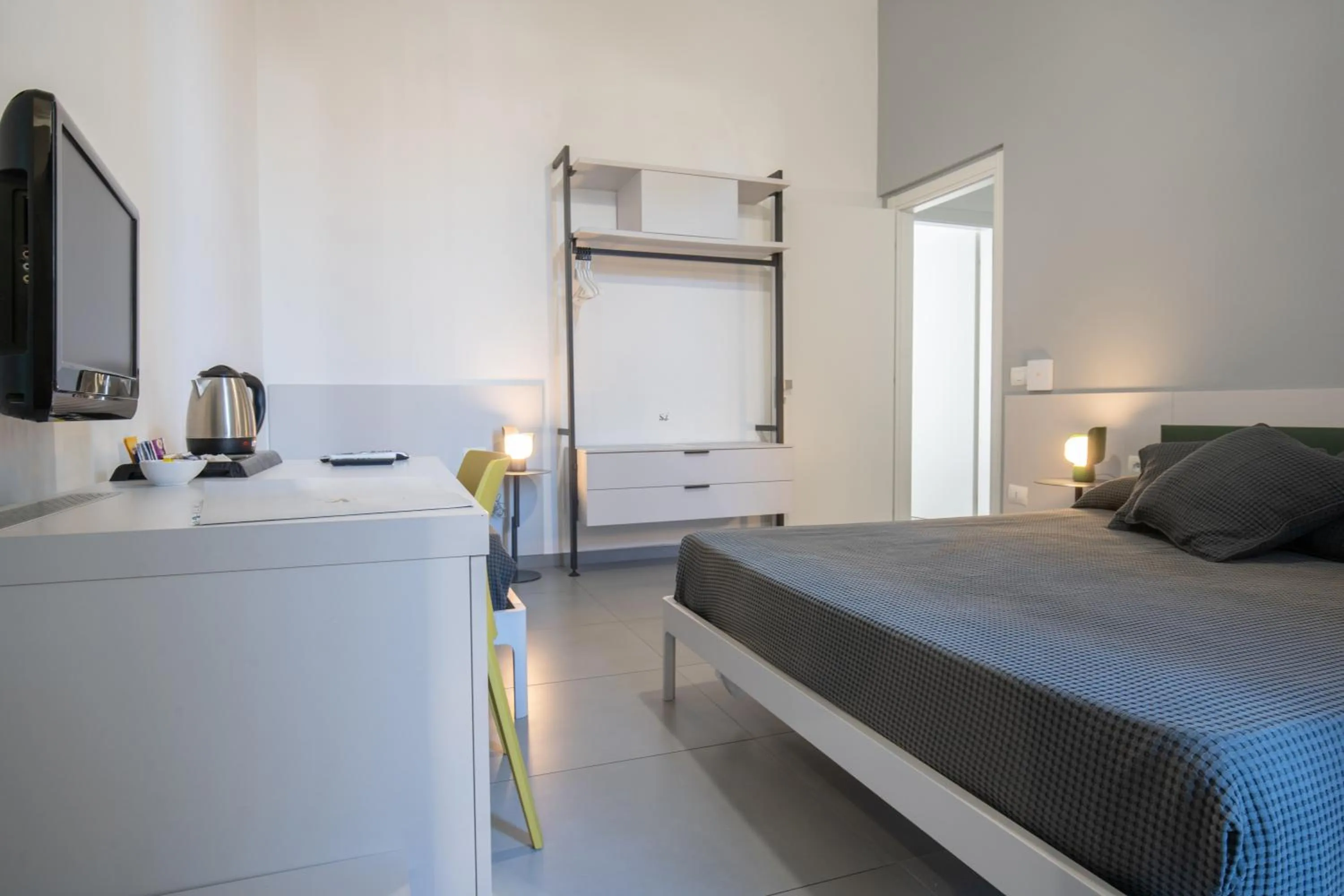 Photo of the whole room, Bed in BMode