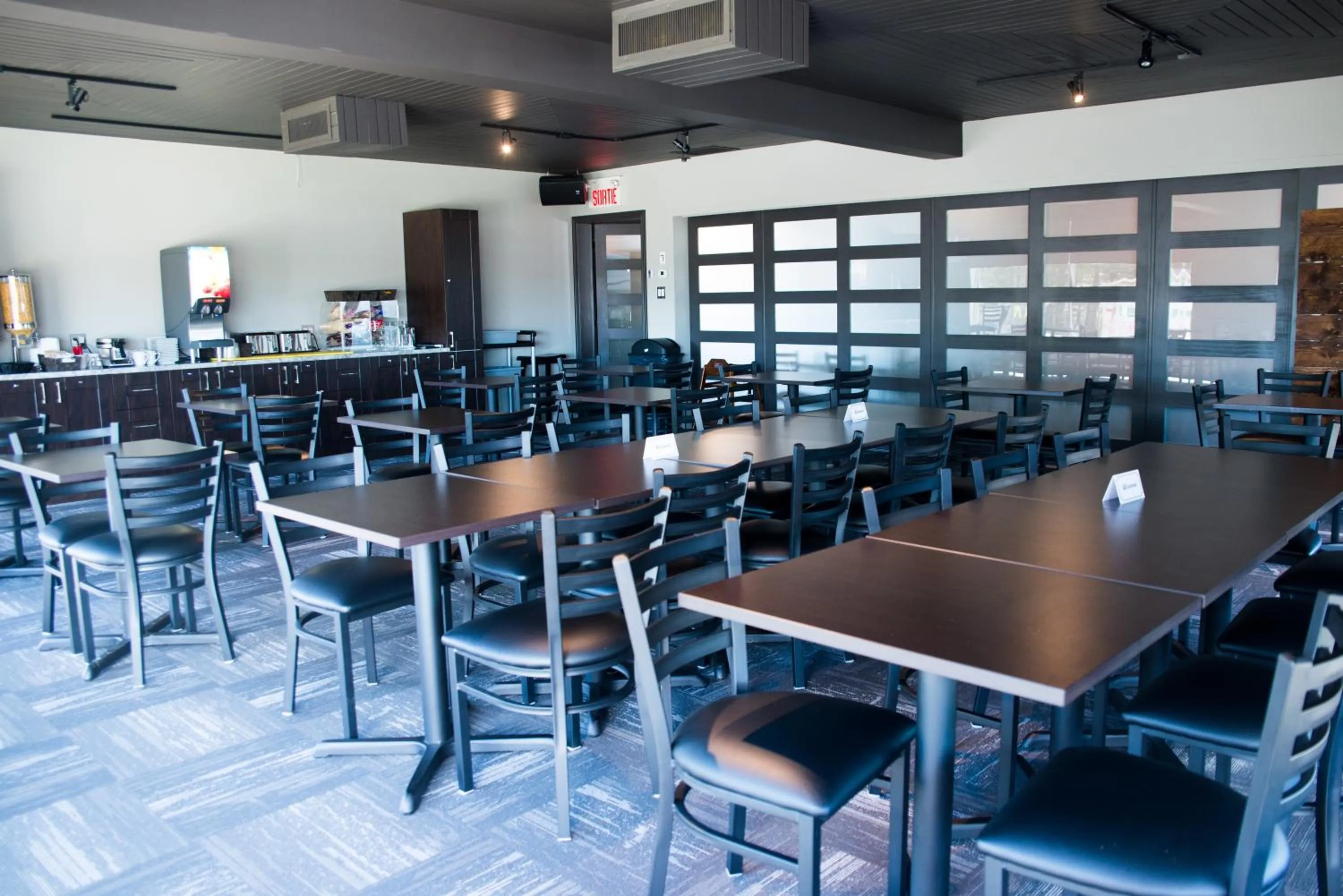 Restaurant/places to eat in Hôtel Écono-One