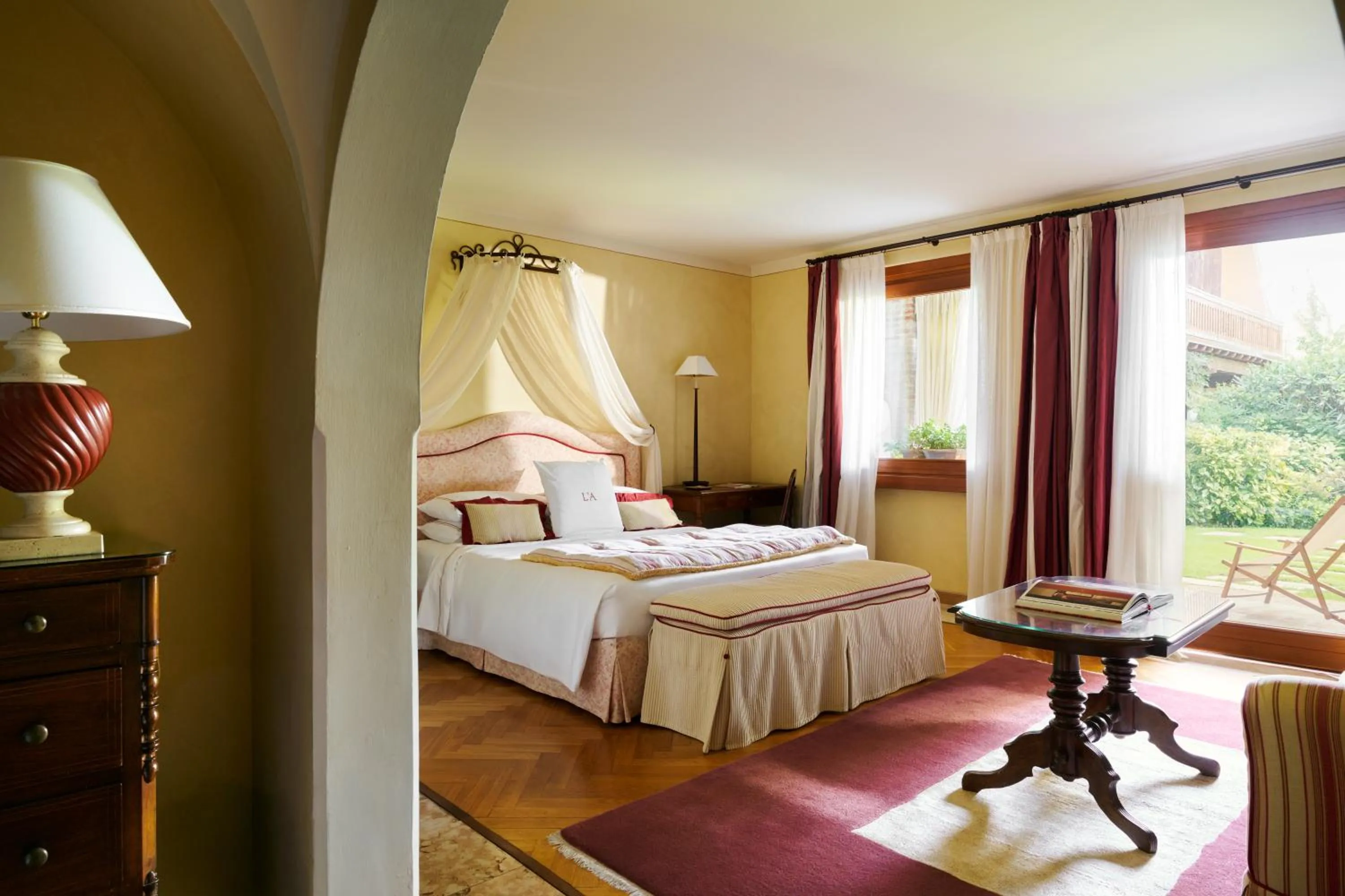 Bedroom, Bed in L'Albereta Relais & Chateaux