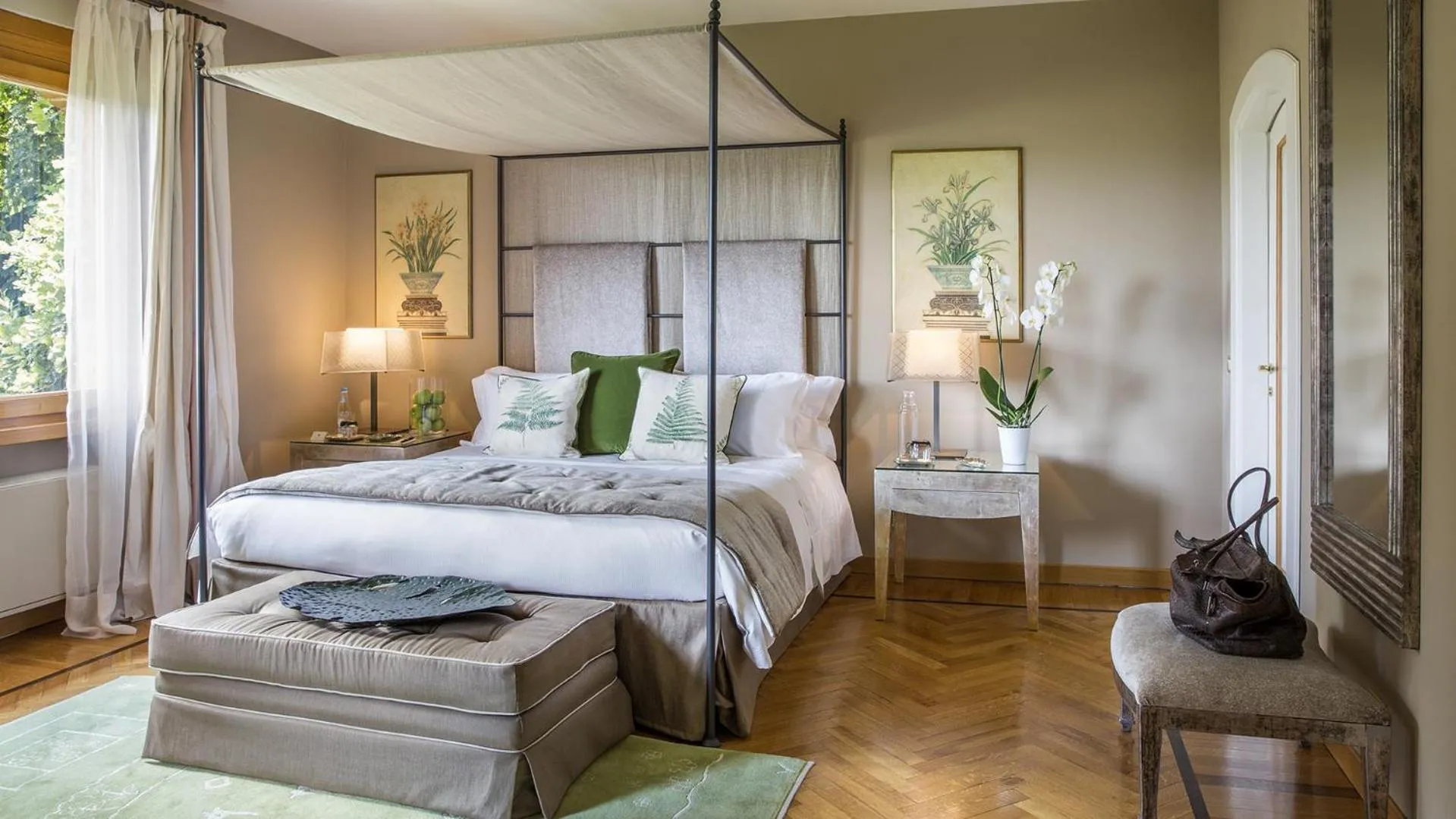 Bedroom, Bed in L'Albereta Relais & Chateaux