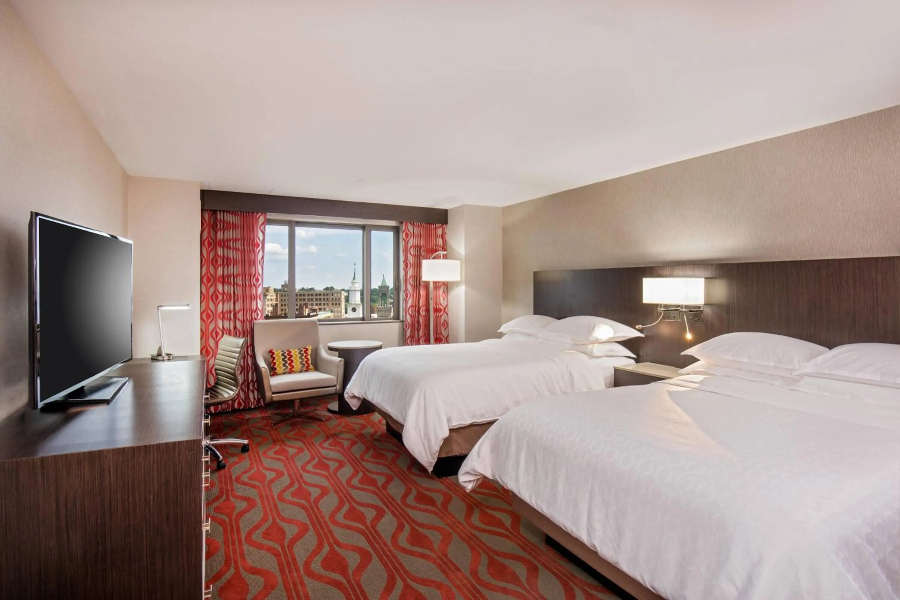 Photo of the whole room, Bed in Sheraton Springfield Monarch Place Hotel