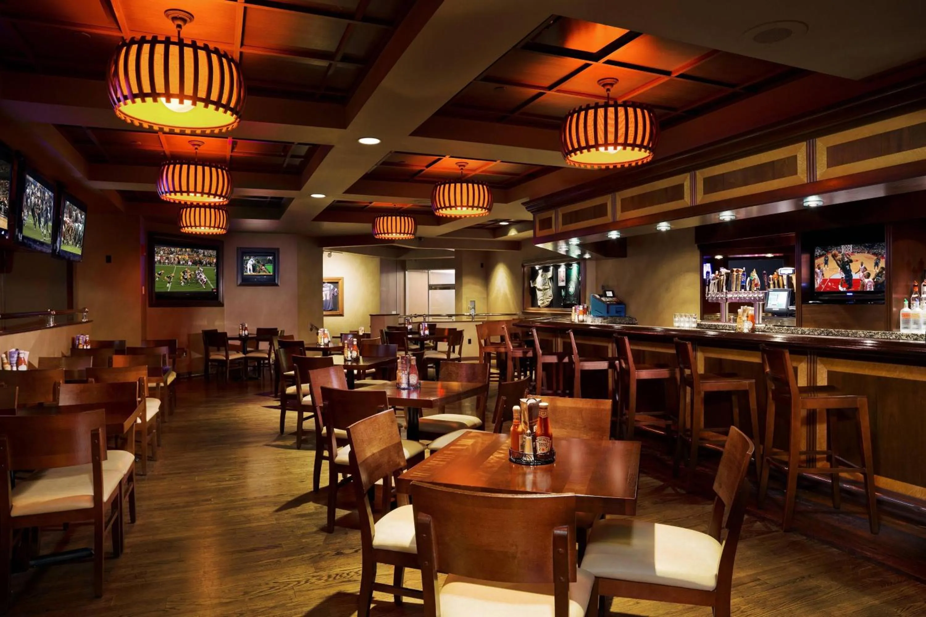 Restaurant/places to eat in Sheraton Springfield Monarch Place Hotel