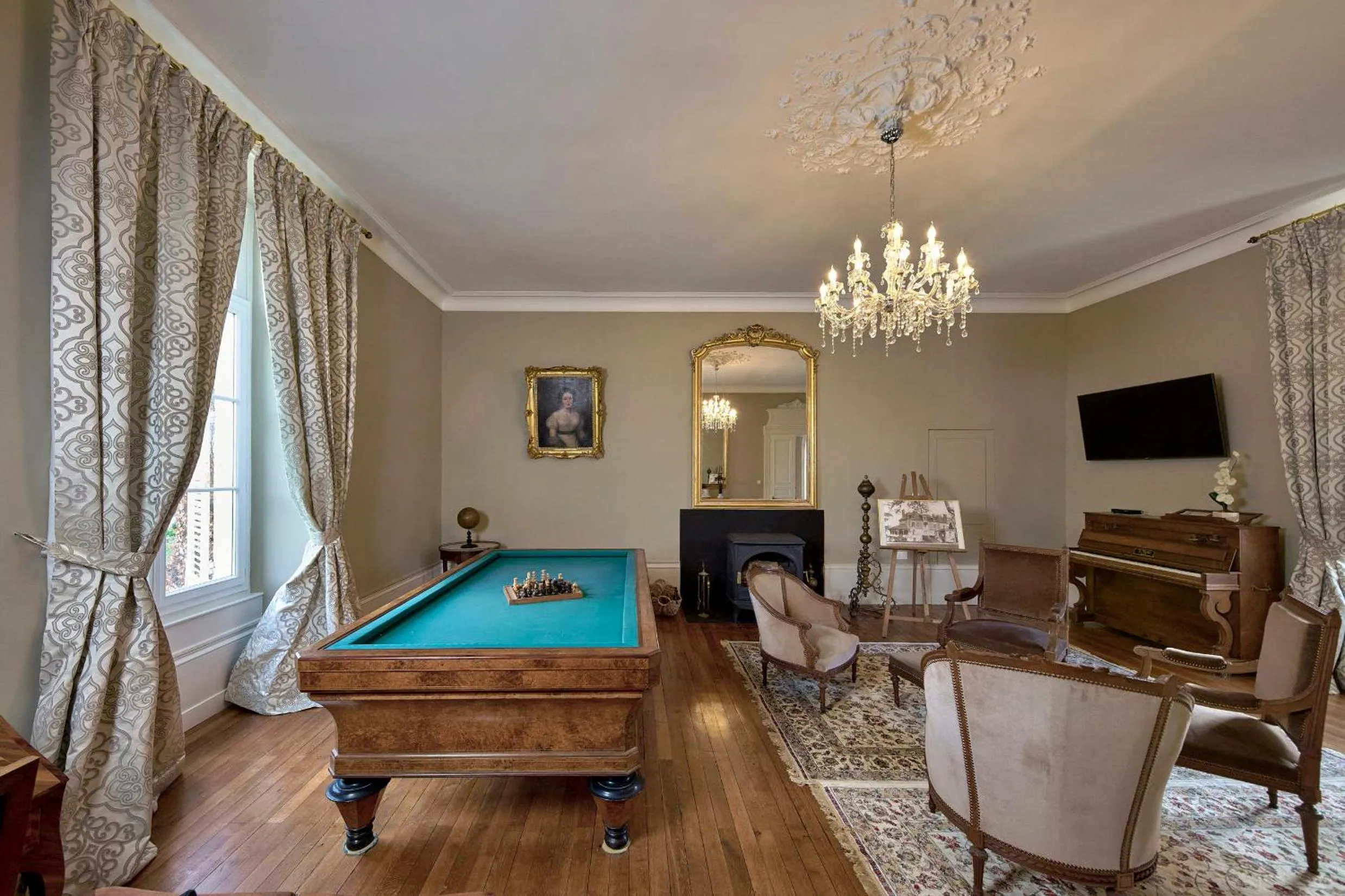 Communal lounge/ TV room in Chateau Vary