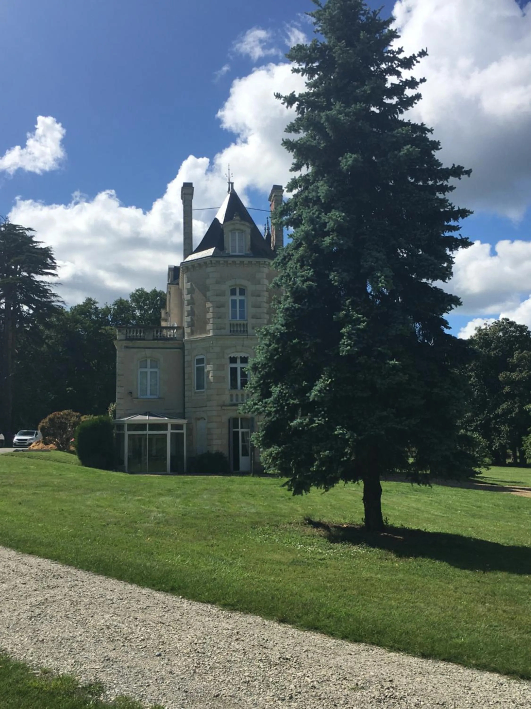 Property building in Chateau Vary