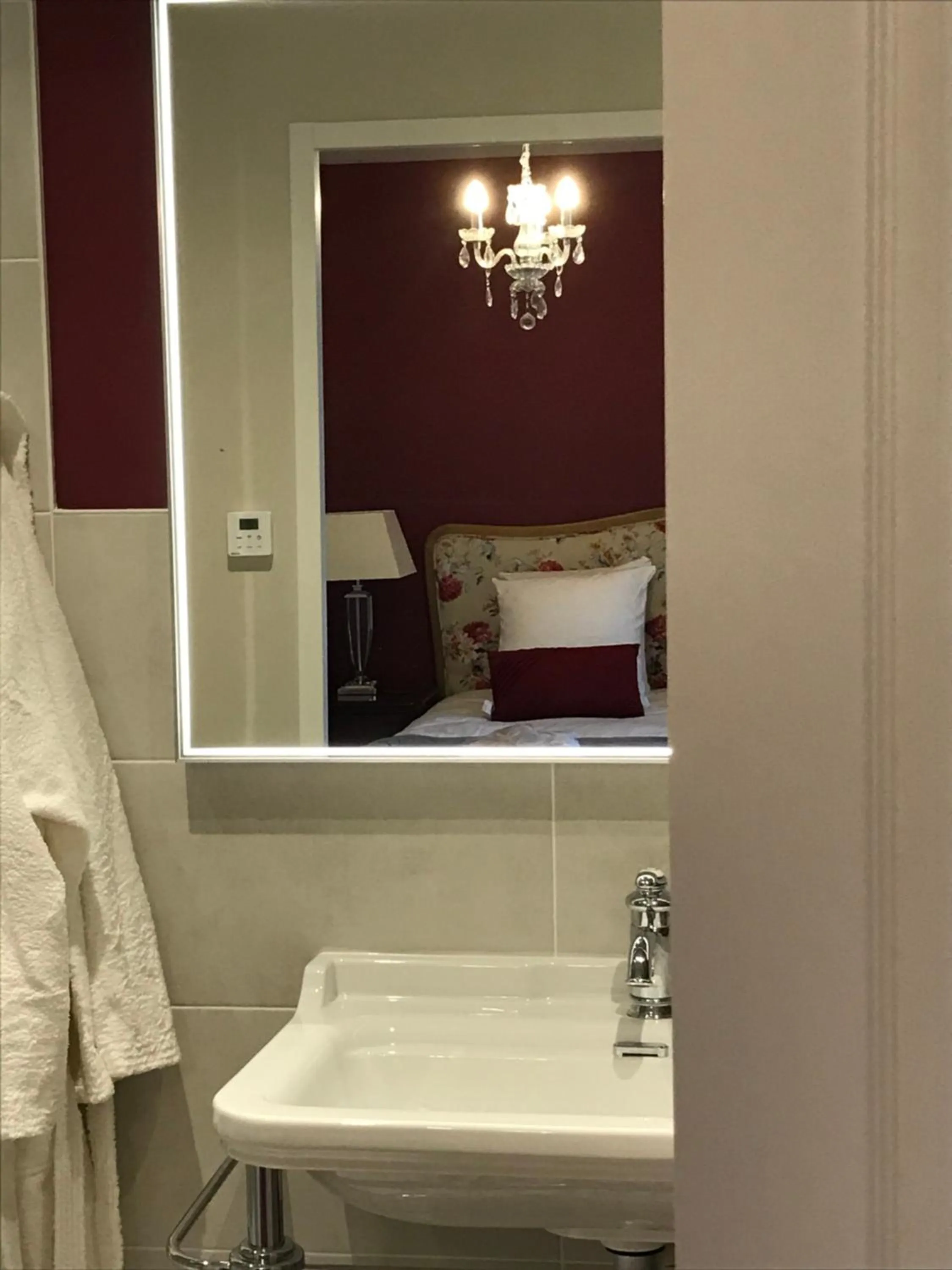 Bathroom, Bed in Chateau Vary