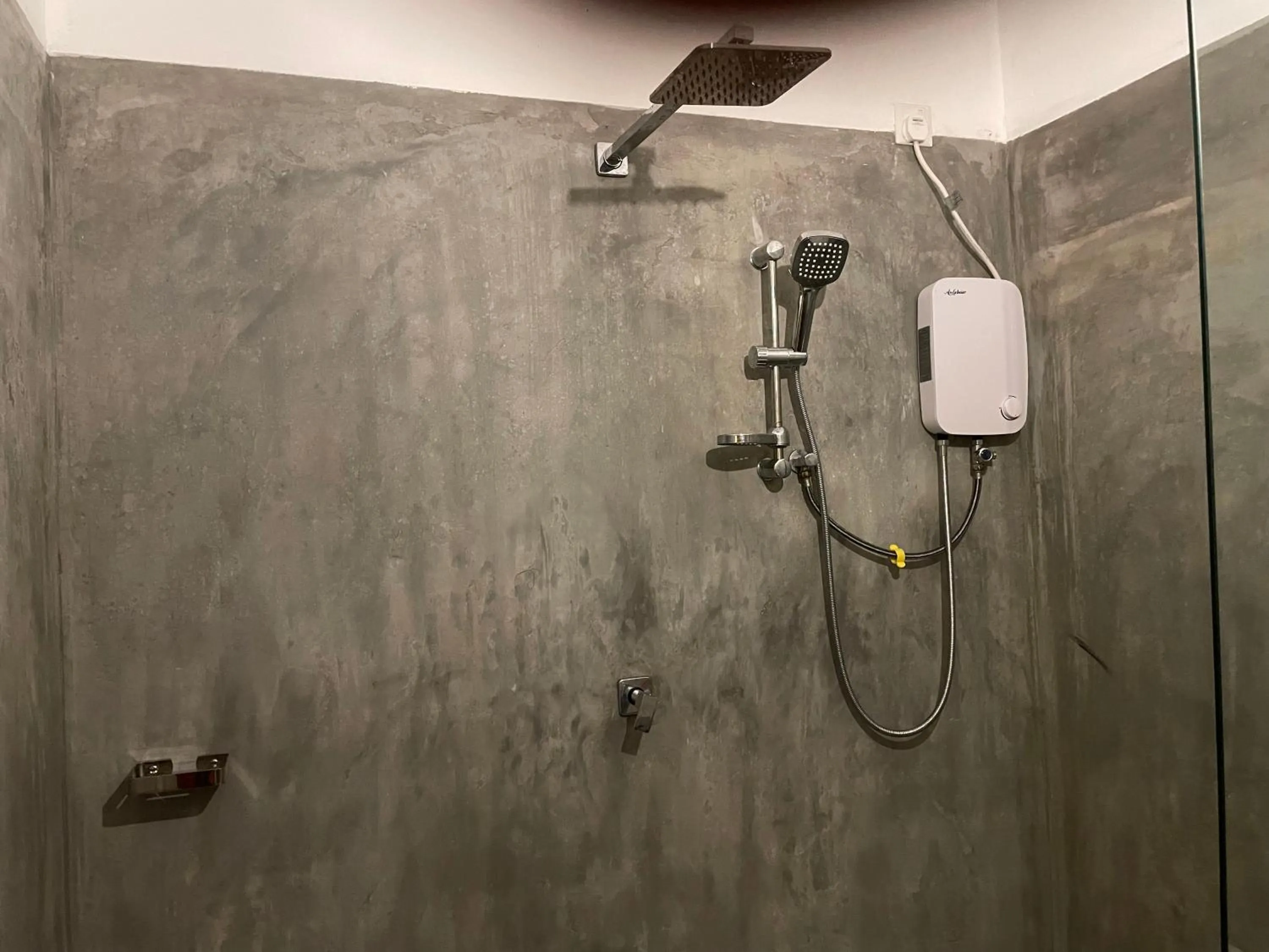 Shower in Surf Gangs Arugambay