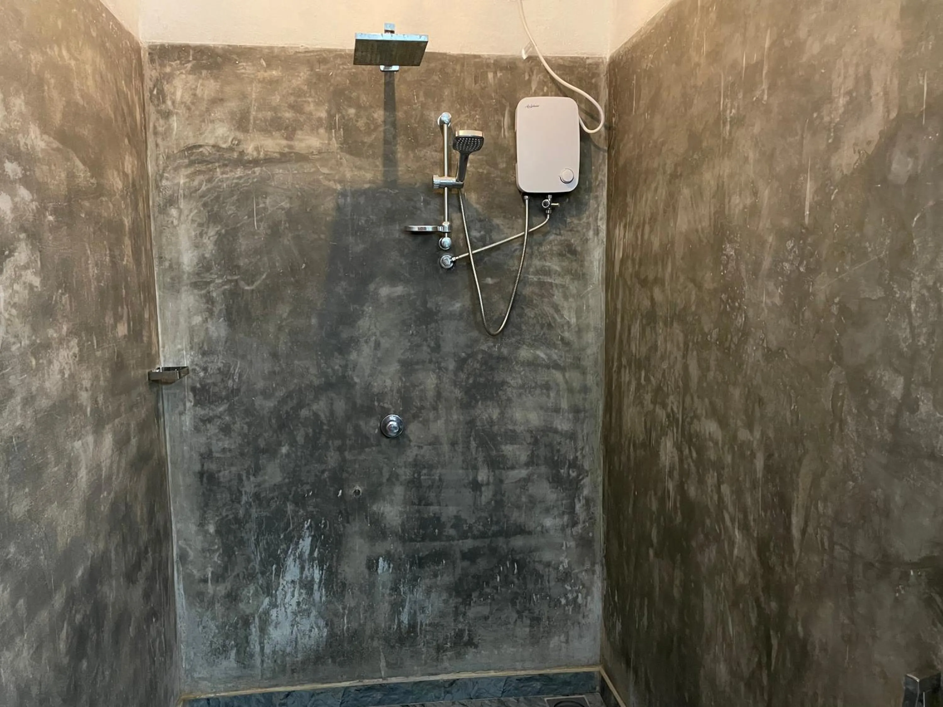 Shower in Surf Gangs Arugambay